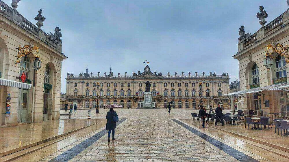 Vue de la Place Stanislas à Nancy, une place historique bordée de bâtiments symétriques et ornés de détails architecturaux. Idéal pour découvrir comment devenir mannequin d’essayage à Nancy, une ville riche en patrimoine culturel et architectural.
