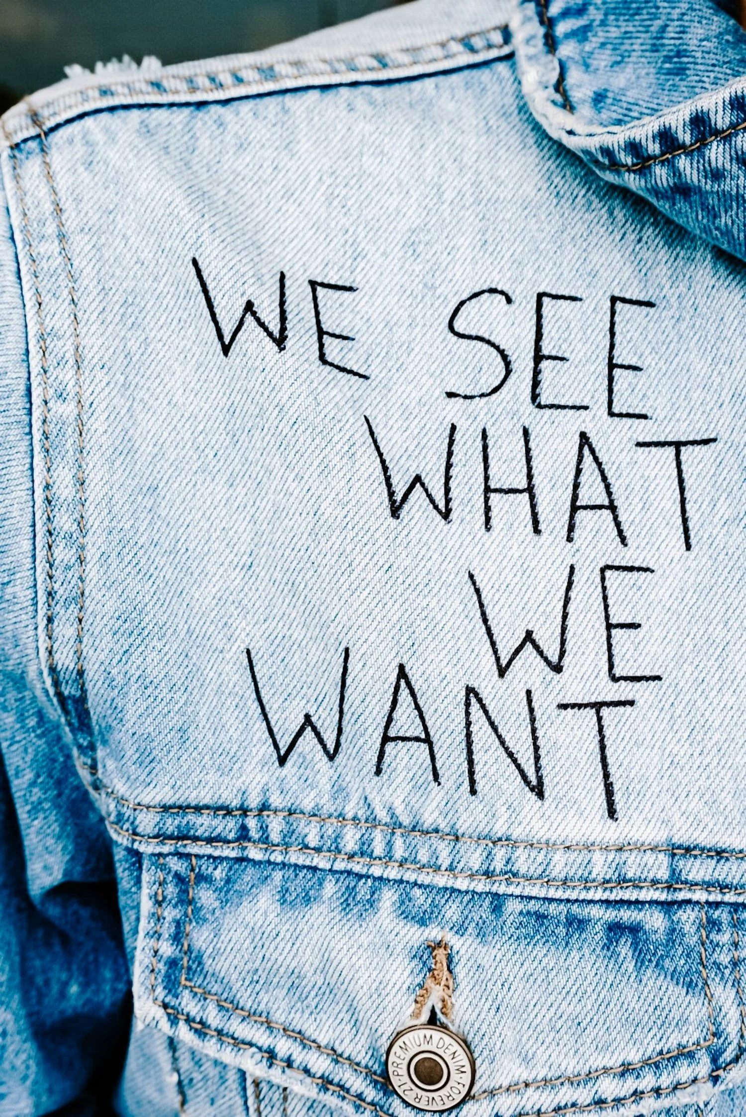 Cet article souligne l’importance des tests pratiques pour évaluer la durabilité des textiles. Ici, un jean en denim avec une inscription inspirante incarne cette démarche responsable.