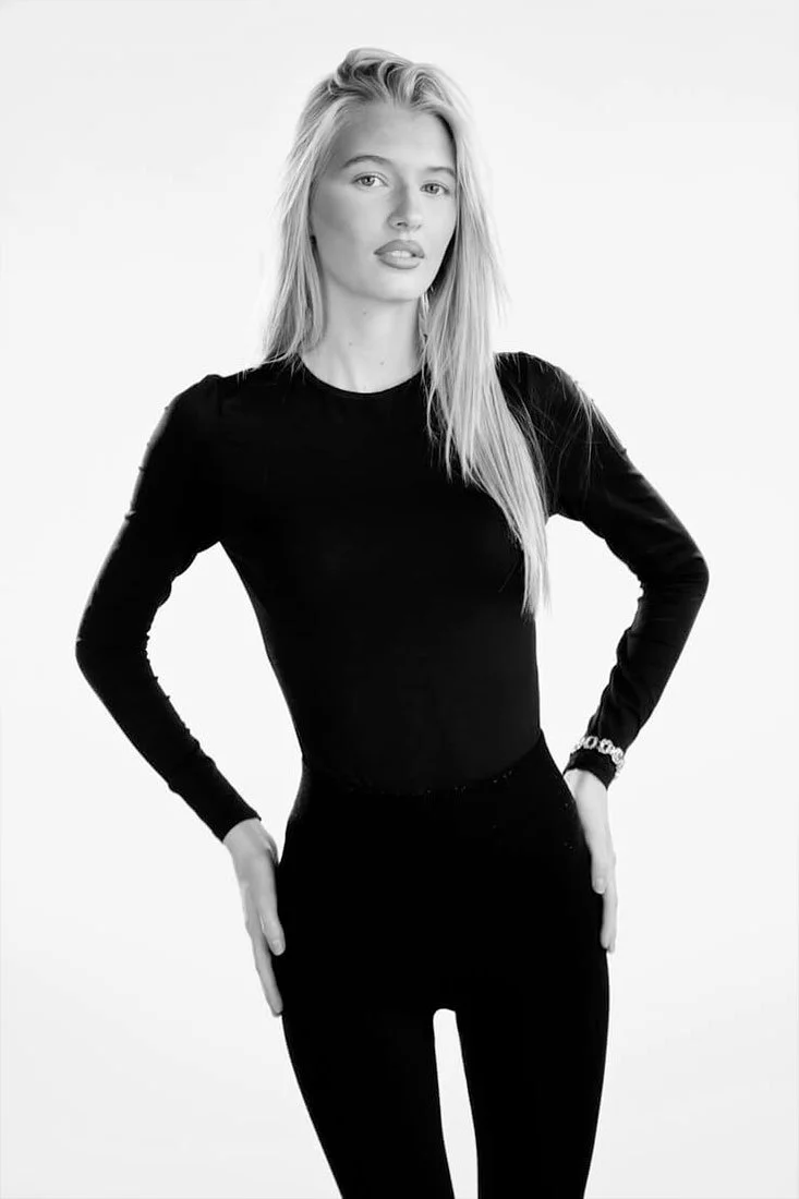 Margot affiche une allure élégante et affirmée, parfaite pour mettre en valeur vos créations. Avec The Casting Fit, trouvez des mannequins qui incarnent vos collections avec authenticité.