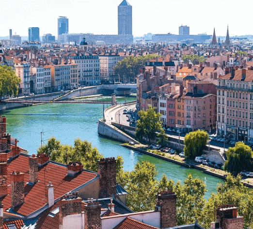 Vue panoramique de Lyon, avec la rivière Saône serpentant au milieu des bâtiments colorés et verdoyants. Idéal pour découvrir notre agence et ses services d’essayage dans cette ville vibrante et pittoresque.