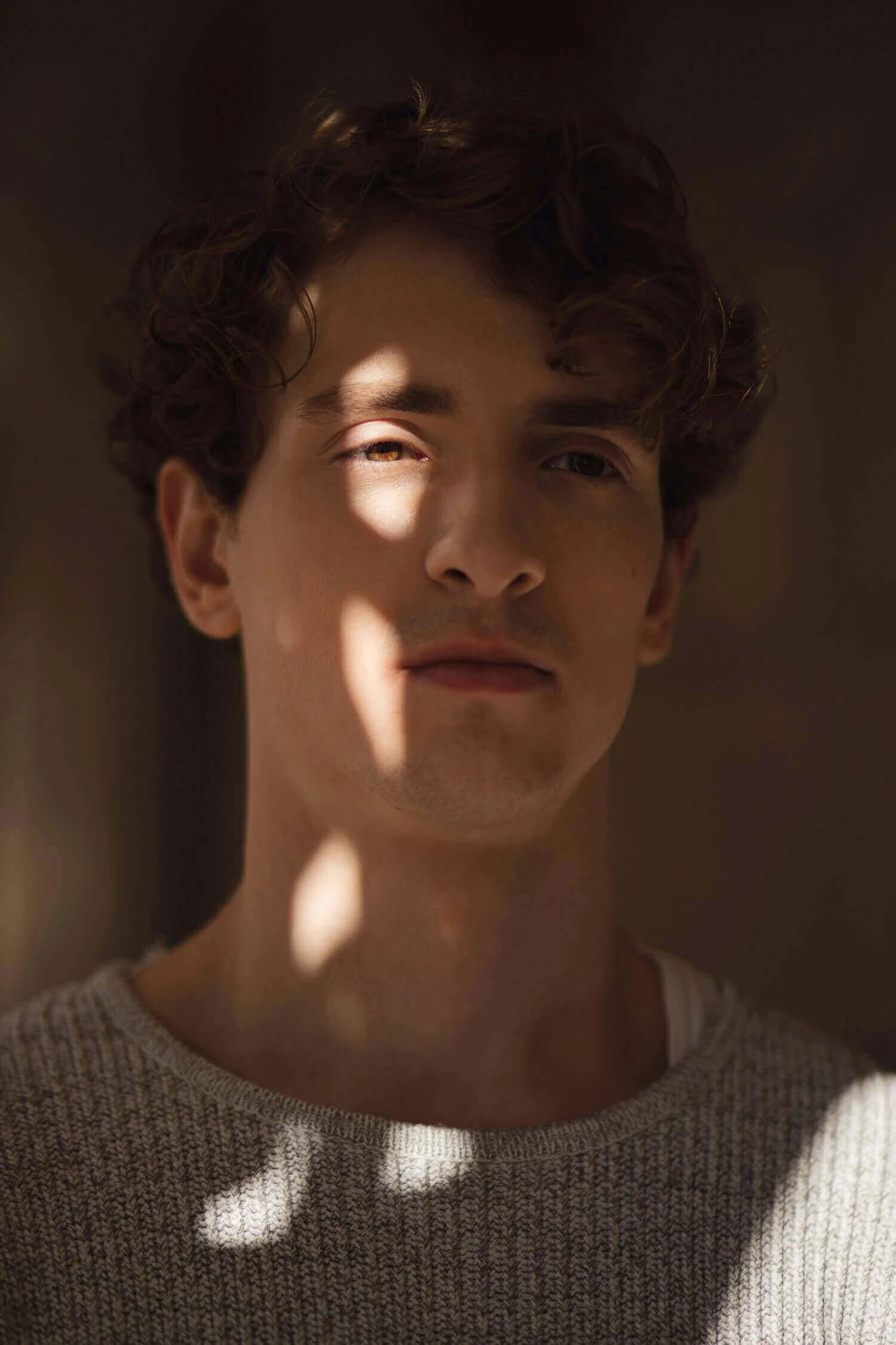 Cet article explore les secrets des coulisses d’un shooting photo professionnel. Ici, un modèle éclairé par la lumière naturelle illustre l’importance de l’éclairage et de l’atmosphère pour obtenir des résultats exceptionnels.