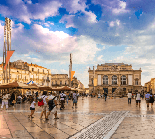 Vue de la Place Jean-Jaurès à Montpellier, avec des bâtiments historiques et une ambiance animée. Idéal pour découvrir notre agence et ses services d’essayage dans cette ville dynamique et accueillante.