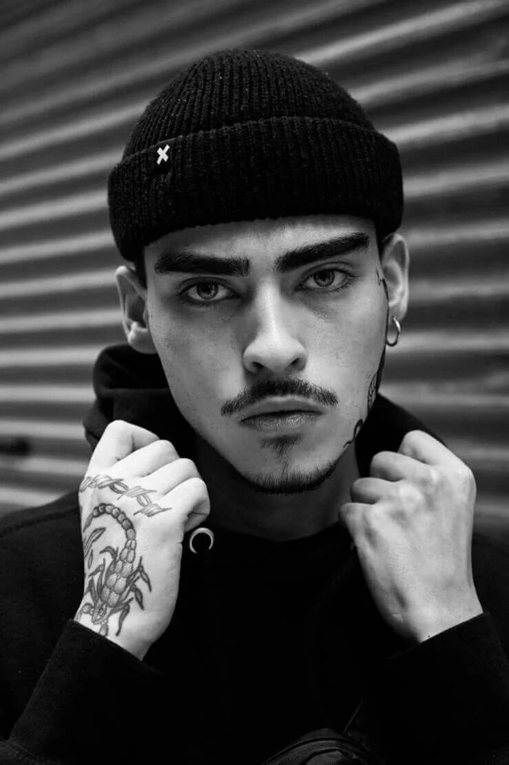 Hugo incarne un style moderne et audacieux, idéal pour essayer des looks contemporains. Notre agence vous propose des profils variés pour répondre à tous vos besoins.