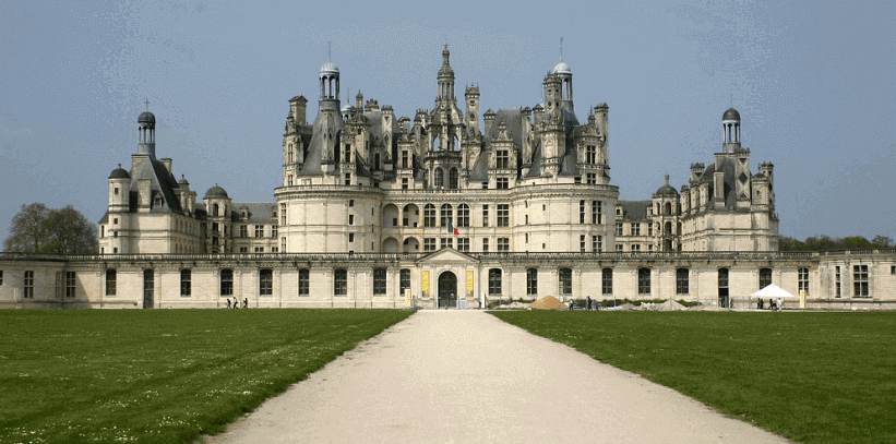 Vue panoramique du château d'Argenteuil, avec ses tours élégantes et son parc verdoyant. Idéal pour découvrir comment devenir mannequin d’essayage à Argenteuil, une ville historique et pittoresque.