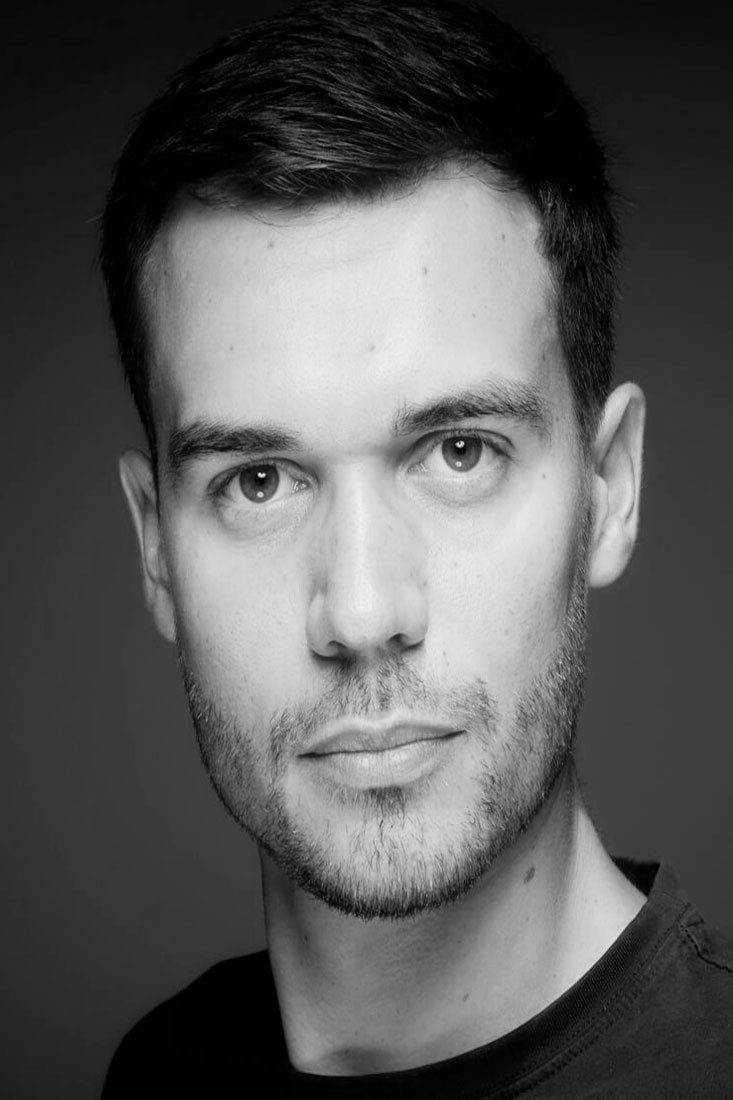 Alexandre incarne un look urbain et élégant, idéal pour mettre en valeur des collections modernes. Chez The Casting Fit, nous proposons des mannequins masculins variés et expressifs pour sublimer vos créations.