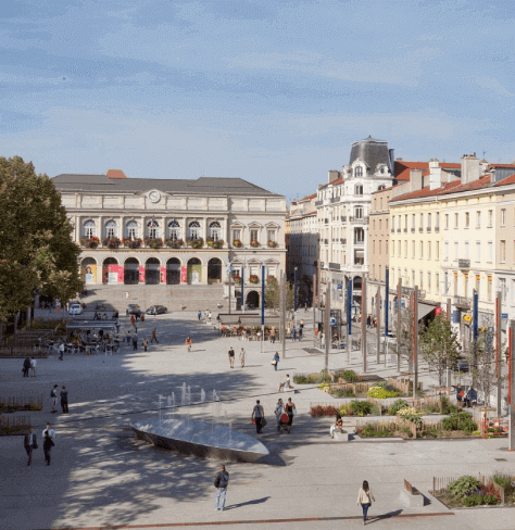 Vue d’une place animée à Saint-Étienne, bordée de bâtiments élégants et de terrasses accueillantes. Idéal pour découvrir comment devenir mannequin d’essayage à Saint-Étienne, une ville où le charme historique rencontre la modernité.
