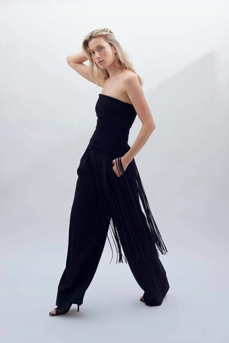 Un mannequin féminin en tenue noire ornée de franges, idéal pour tester des looks dynamiques. Chez The Casting Fit, nous sélectionnons des profils professionnels adaptés à vos besoins.