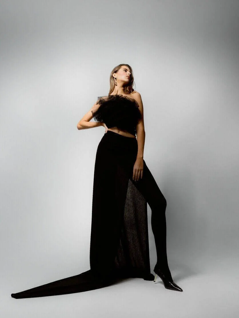 Tenue noire sophistiquée sur un mannequin professionnel. Chez The Casting Fit, nos profils incarnent vos collections avec précision et style, pour des essais textiles optimisés.