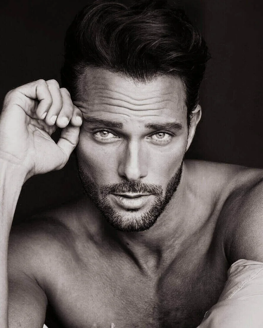 Bahri incarne un look urbain et élégant, idéal pour mettre en valeur des collections modernes. Chez The Casting Fit, nous proposons des mannequins masculins variés et expressifs pour sublimer vos créations.