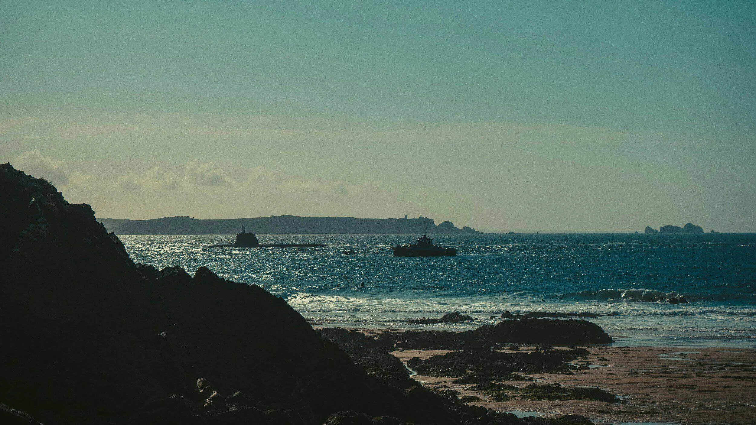 Vue panoramique de Brest, avec une côte rocheuse bordée d’une plage et des bateaux en mer. Idéal pour découvrir notre agence et ses services d’essayage dans cette ville maritime dynamique et pittoresque.