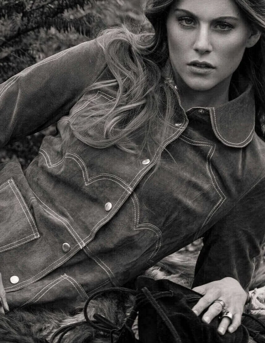 Chez The Casting Fit, nous proposons des profils variés pour répondre à toutes vos exigences mode. Une femme pose dans une veste denim, démontrant notre capacité à adapter nos mannequins à différents styles et morphologies.