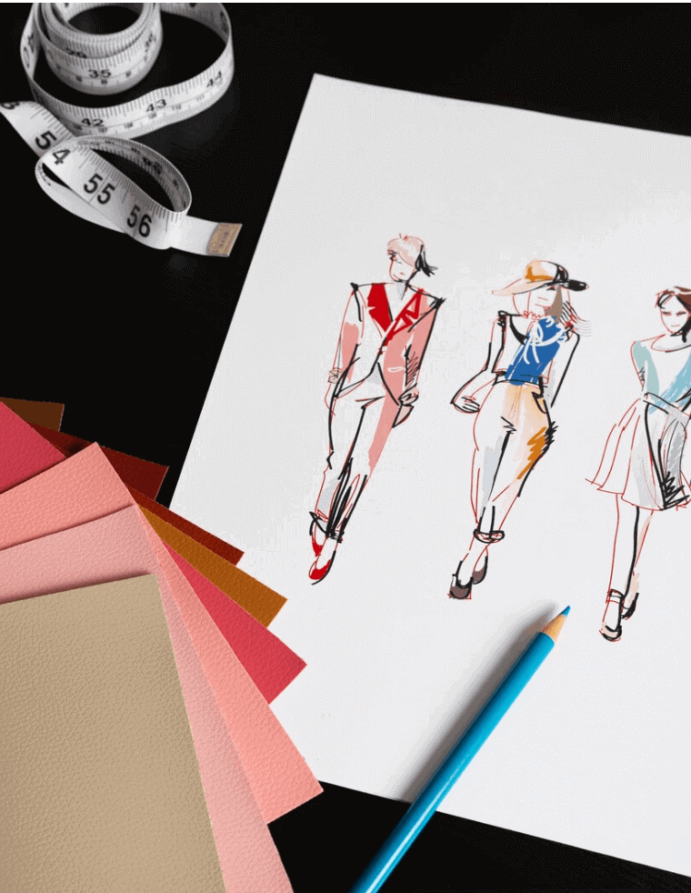 Cette image montre un croquis coloré de trois modèles portant des tenues variées, placé sur une surface noire. À côté du croquis, on trouve un ruban à mesurer, des échantillons de couleurs et un crayon bleu, symbolisant le processus créatif.