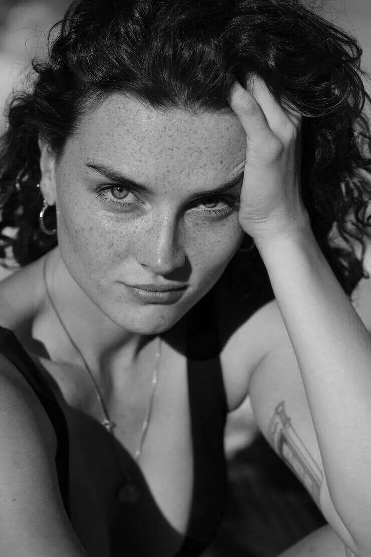 Claire arbore une allure mode et dynamique, parfaite pour représenter des marques contemporaines. Avec The Casting Fit, trouvez le mannequin qui correspond à l’identité de votre marque.