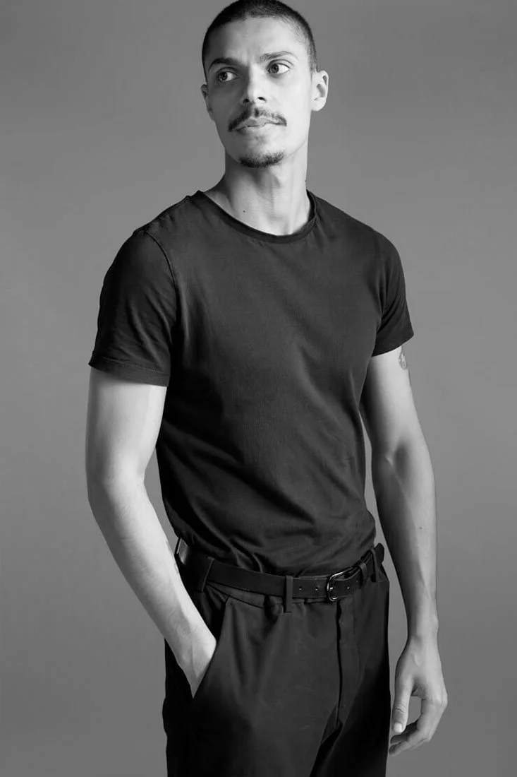 Lucas incarne un style moderne et audacieux, idéal pour essayer des looks contemporains. Notre agence vous propose des profils variés pour répondre à tous vos besoins.