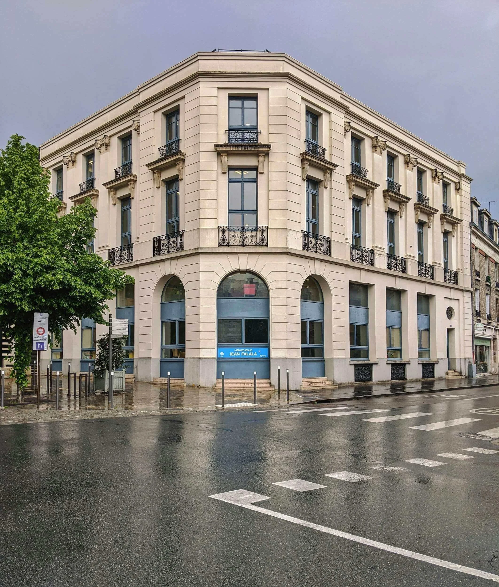 Vue d’un bâtiment historique à Reims, avec une architecture élégante et des détails architecturaux remarquables. Idéal pour découvrir notre agence et ses services d’essayage dans cette ville riche en patrimoine.