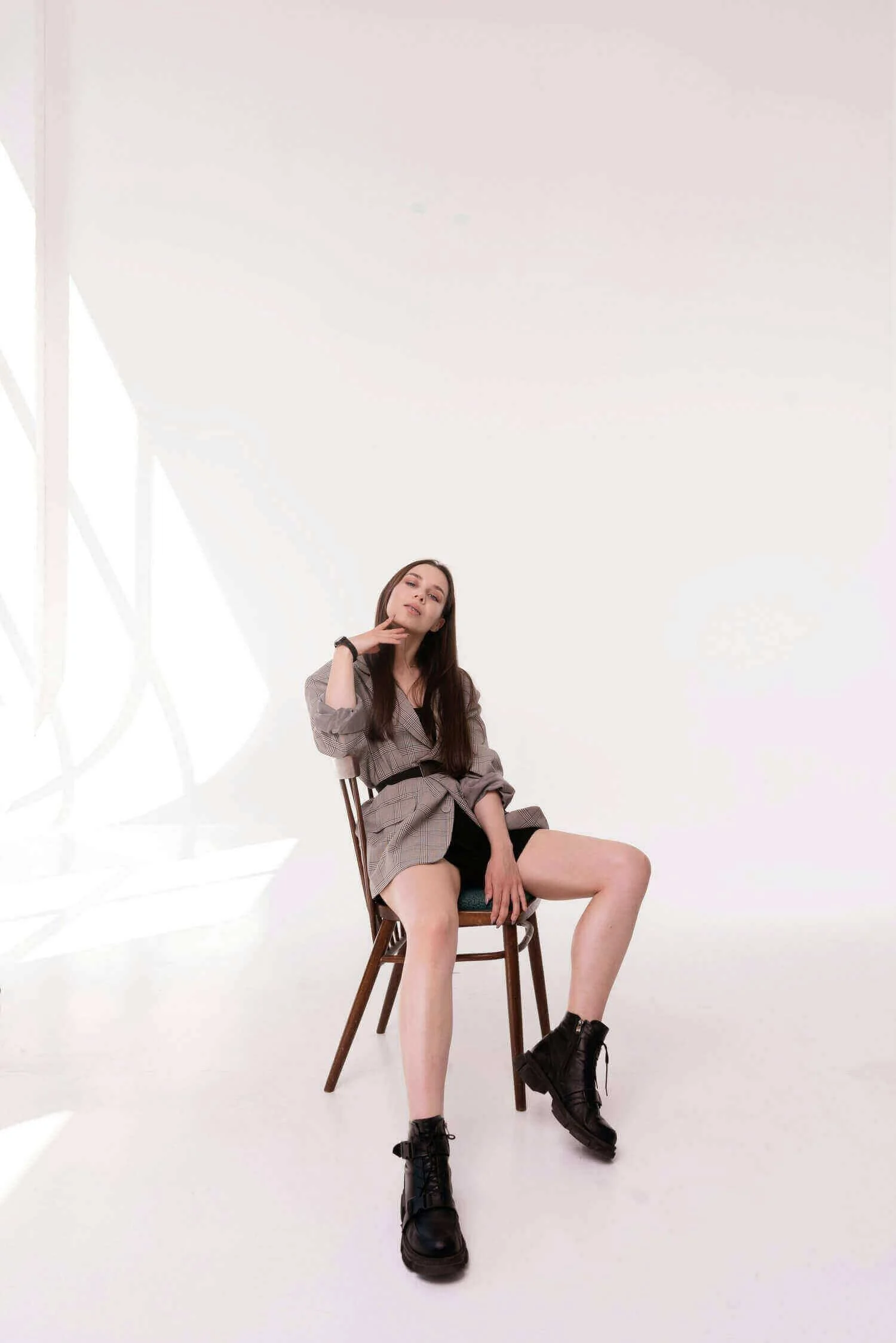 Cet article aborde l’utilisation de la technologie pour faciliter la sélection des mannequins d’essayage. L’image met en avant une femme posant dans un studio lumineux, illustrant les bénéfices des outils numériques dans ce domaine.