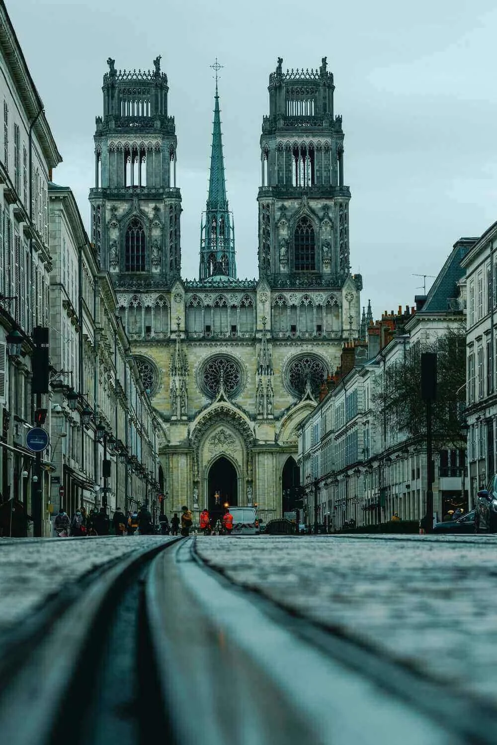 Vue majestueuse de la Cathédrale Saint-Croix d'Orléans, avec ses tours gothiques et son architecture imposante. Idéal pour découvrir comment devenir mannequin d’essayage à Orléans, une ville où l’histoire et la spiritualité se rencontrent.