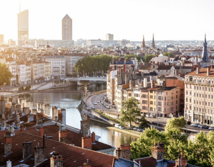 Vue aérienne de Villeurbanne, avec une rivière traversant la ville et des bâtiments variés, reflétant son dynamisme urbain. Idéal pour découvrir notre agence et ses services d’essayage dans cette ville moderne et accueillante.
