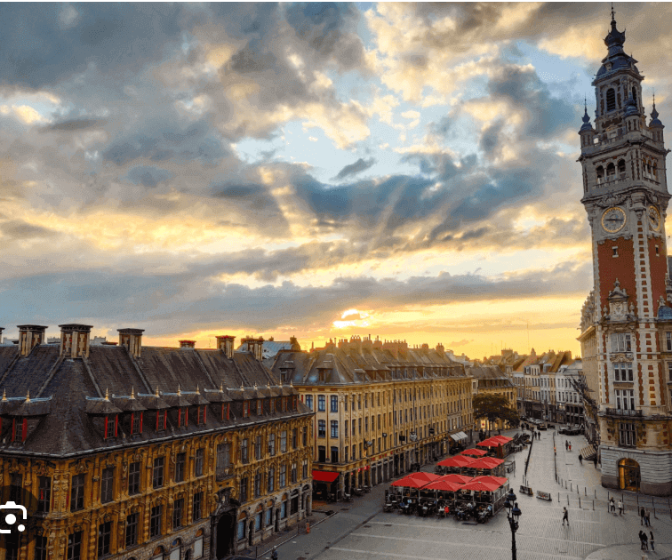 Vue de la Place Rihour à Lille, avec la statue de Louis de Bourbon et la Tour des Belfrois en arrière-plan. Idéal pour découvrir comment devenir mannequin d’essayage à Lille, une ville où l’histoire et l’architecture se rencontrent.