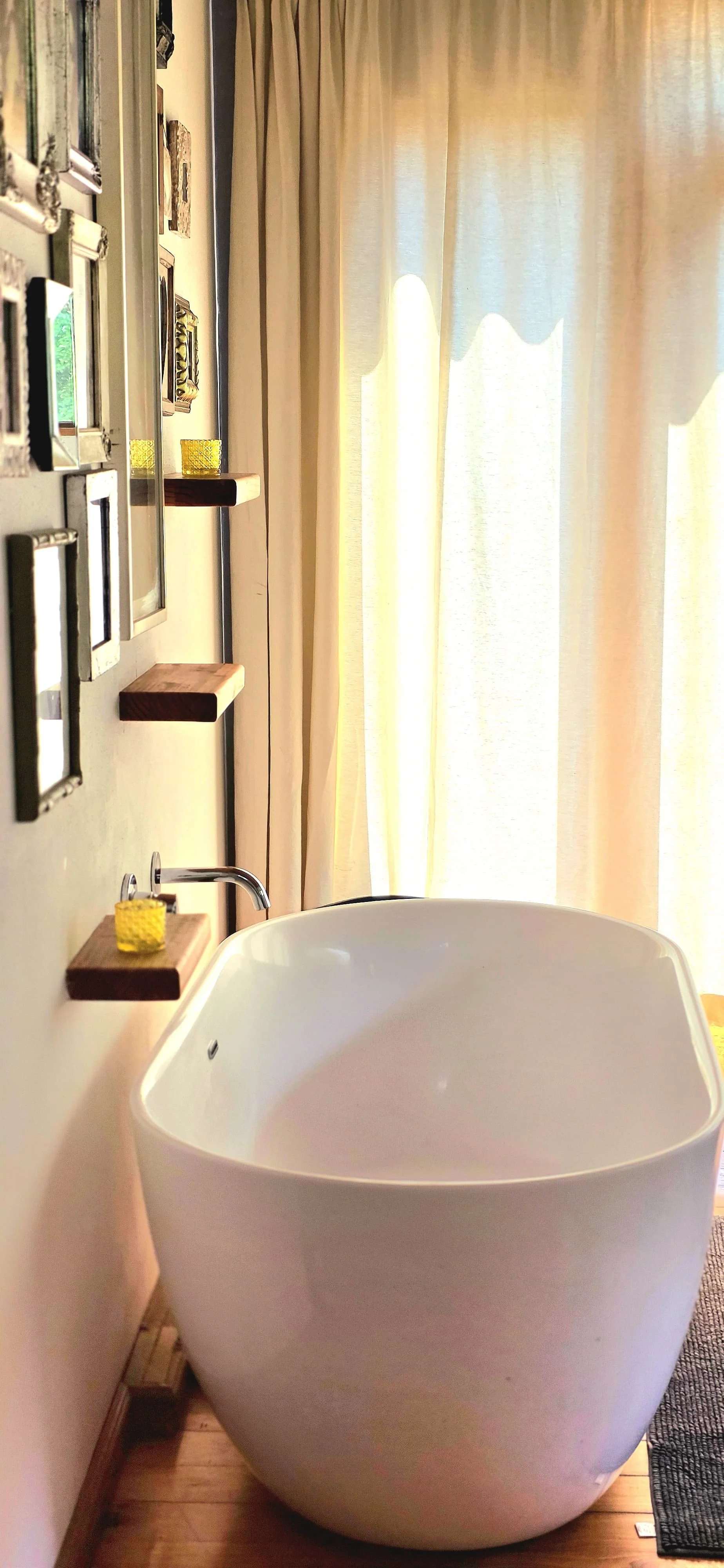 Downstairs ensuite room bath.JPG