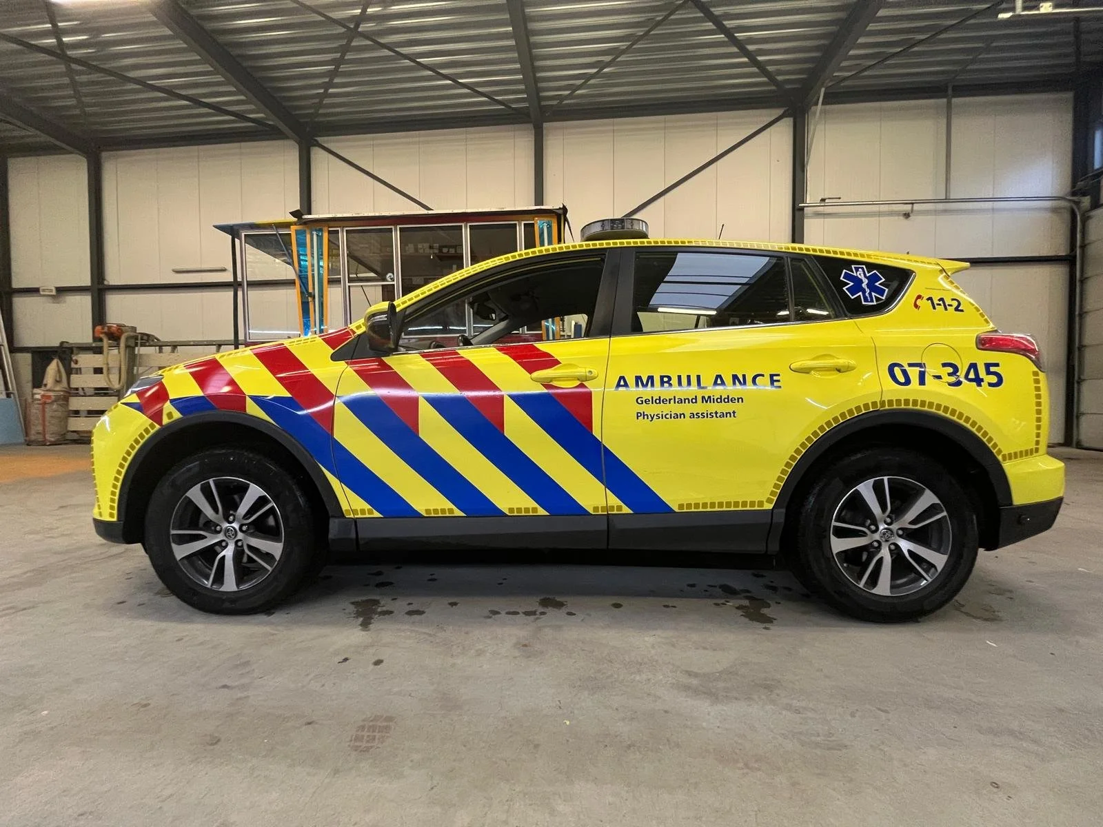 Een grote, rode transporttruck met de tekst 'INT. TRANSPORTBEDRIJF Riggeling bv TEL. 026-3620250 Duiven' op de deur.