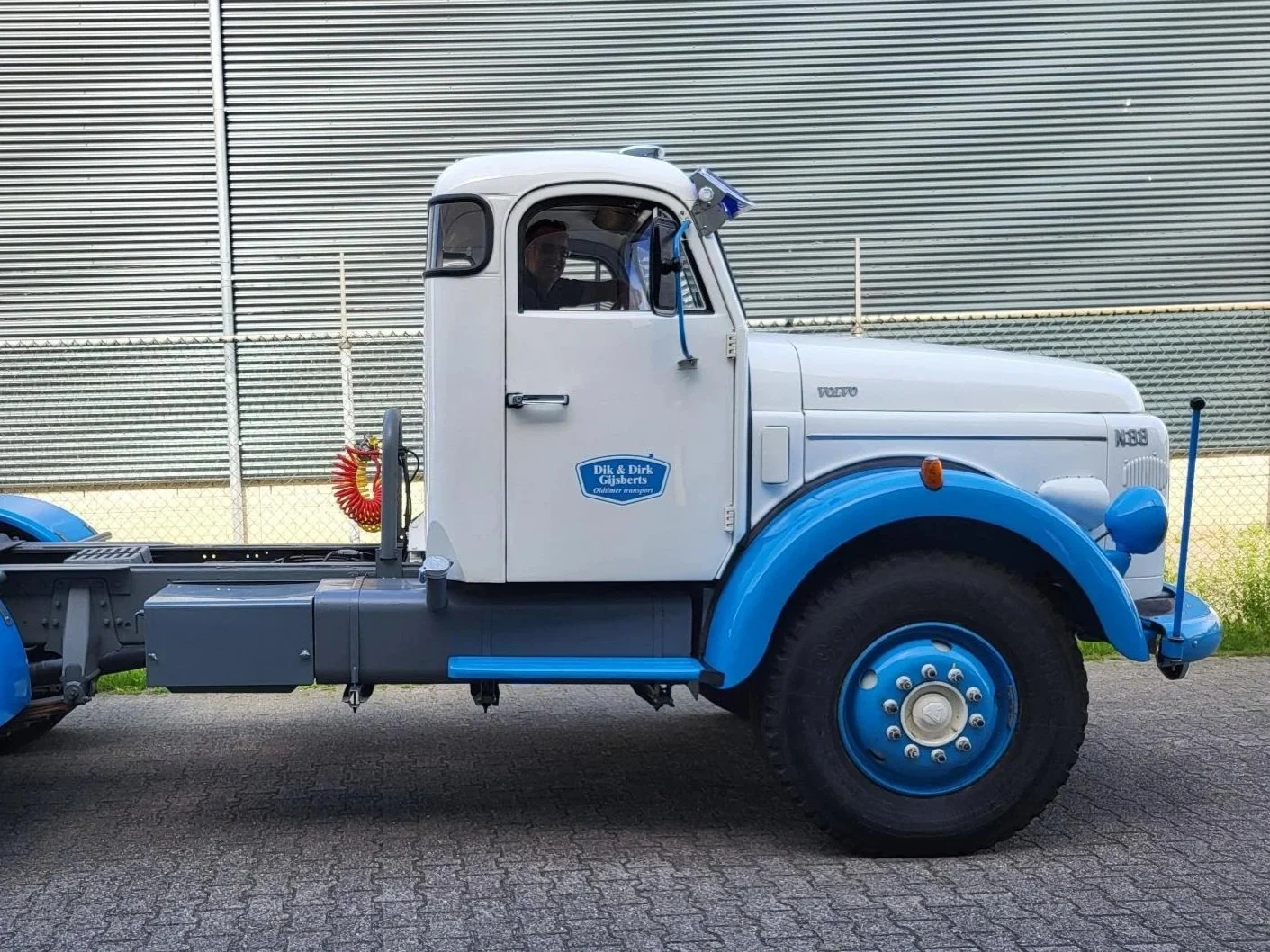 Voor D&D Gijsberts hebben we deze klassieke Volvo N88 voorzien van nieuwe logo’s. Een prachtige klus op een echte oldtimer met karakter.
