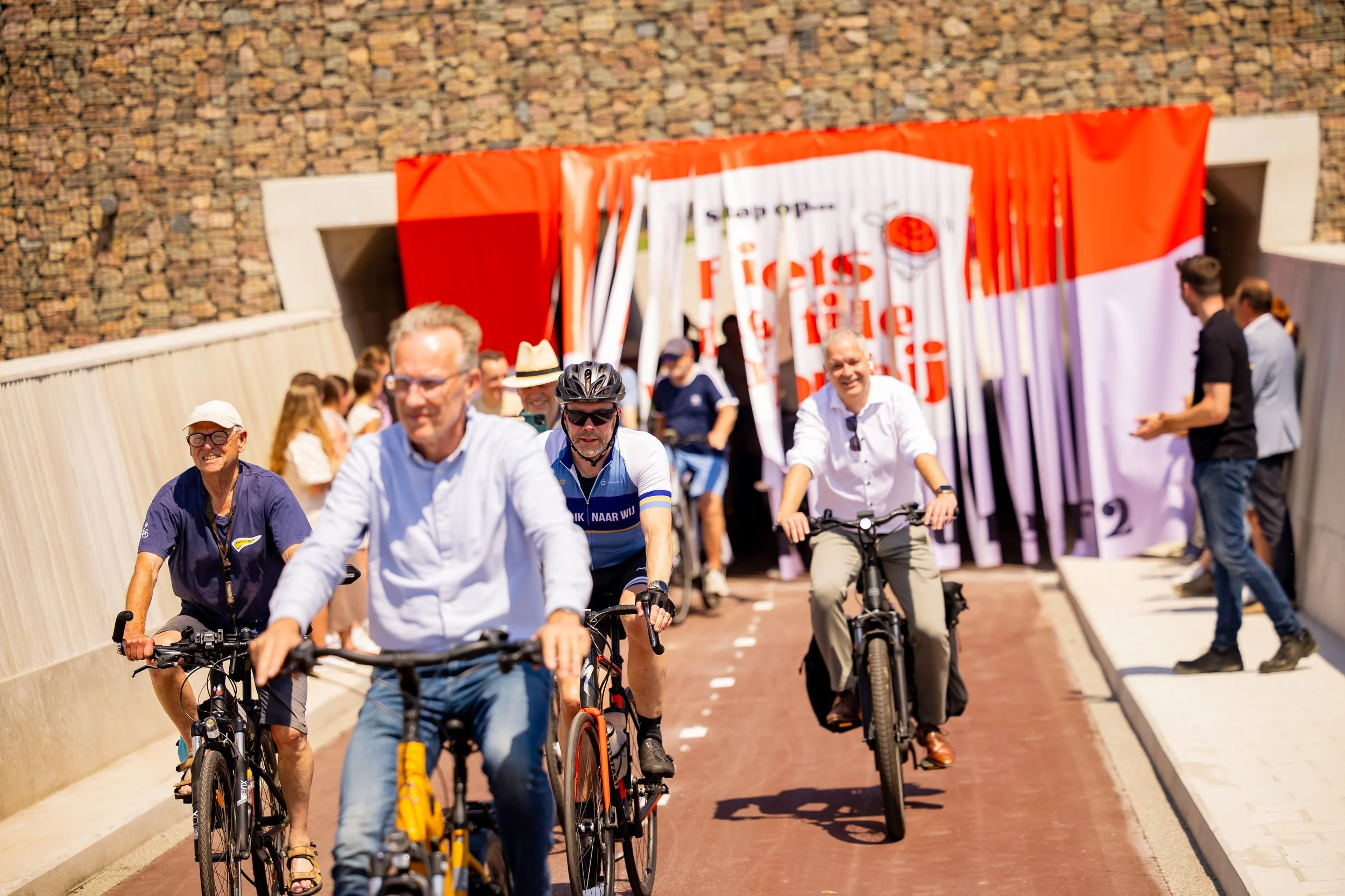 Voor de opening van de nieuwe fietstunnel in Zaltbommel hebben wij voor de Provincie Gelderland een indrukwekkende banner van 570 × 310 cm geproduceerd.
De banner is uitgevoerd in duurzaam 510 grams bannermateriaal, ideaal voor buitengebruik.
Een opv