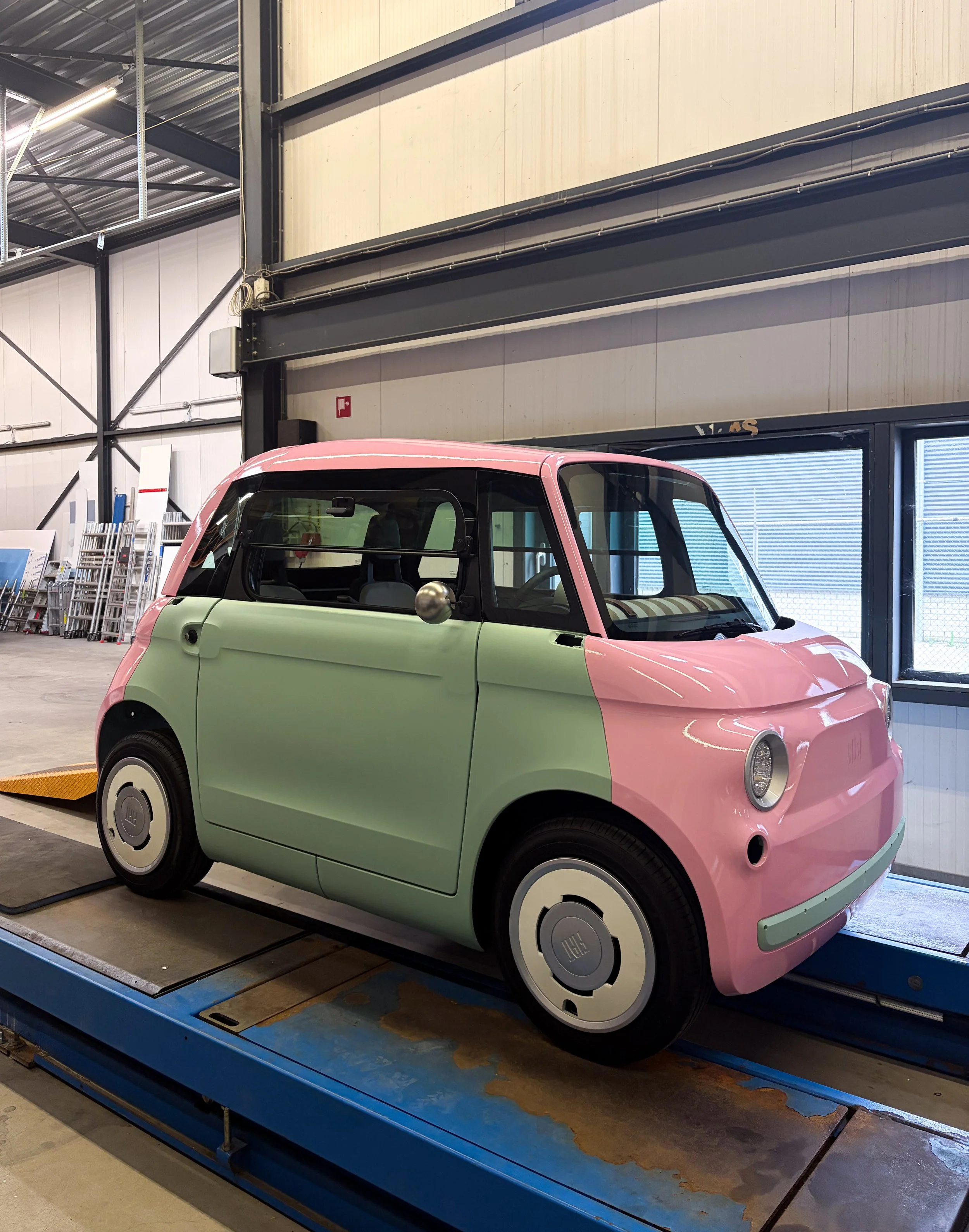 Voor Your Wishlist hebben we deze Fiat Topolino van groen naar roze gewrapt. De uitdaging zat in het unieke materiaal van de carrosserie, waarvoor we een speciale folie hebben gebruikt.