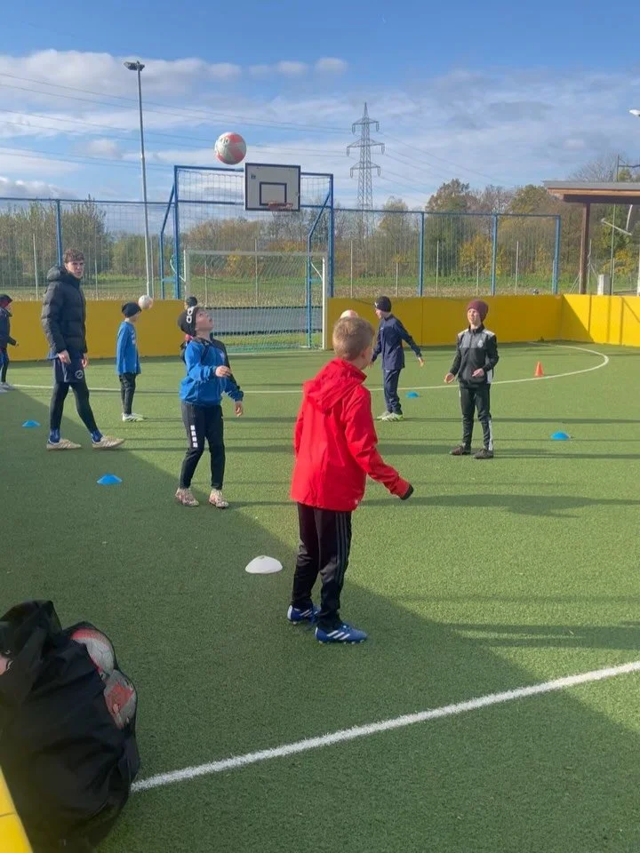 Weitergeben, was man liebt ⚽️

#fussballliebe #unterst&uuml;zung #spa&szlig; #fussball #nachwuchs