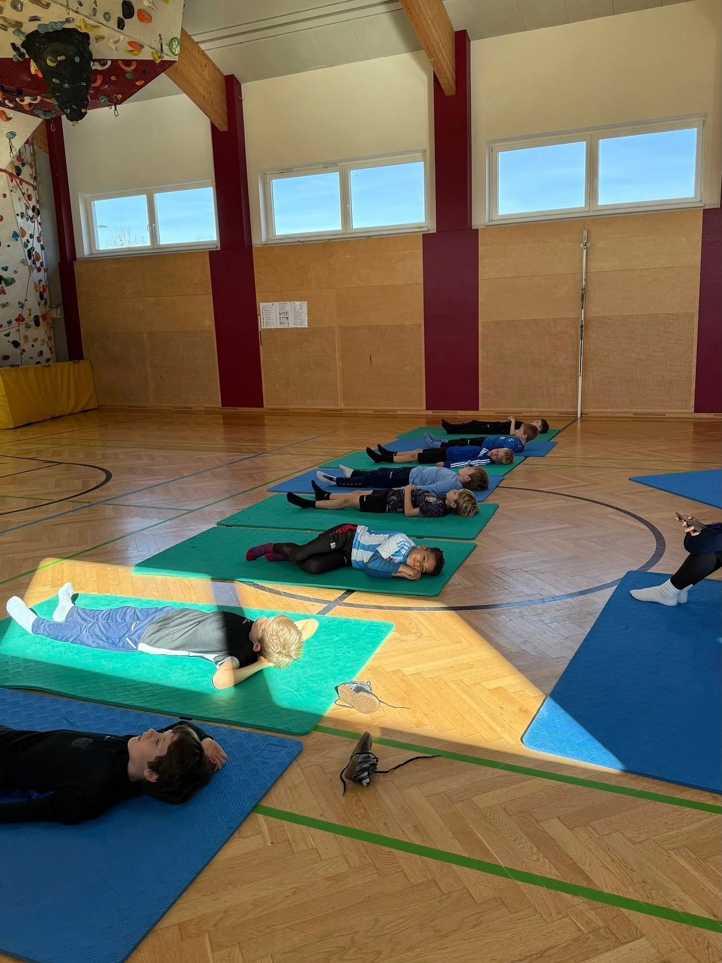 Wer H&ouml;chstleistung bringen will, braucht auch Ruhezeiten 🧘&zwj;♂️
Unsere Traumreise mit ruhiger Musik war f&uuml;r viele ein Highlight &ndash; ein Moment zum Entspannen, Tr&auml;umen und neue Kraft tanken ⚽💭

#fussball #nachwuchs #scharnerfuss