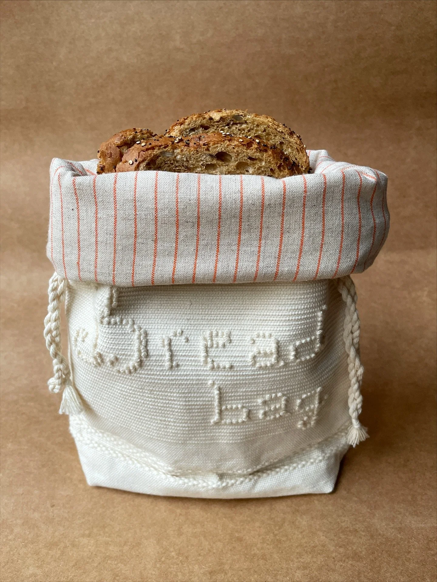 There are a few bread bags still available. They&rsquo;re weaved in organic cotton by a community of women from a where I come from. I&rsquo;ve added a linen-cotton blend lining to make it more robust and I really like the contrast of it. 

Dim: 20.5