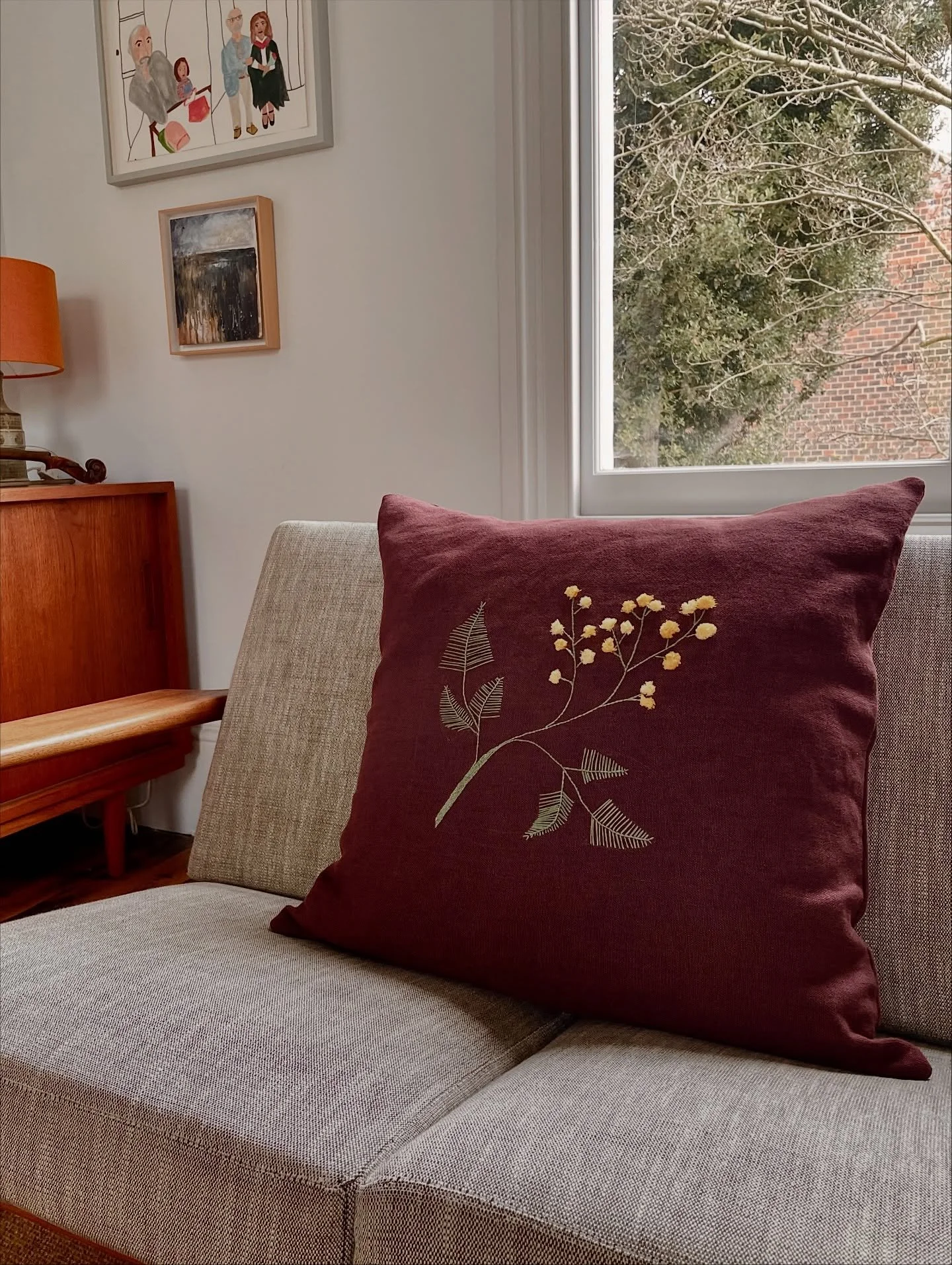 So nice to see my cushion in its new home. This was the first time I tried botanicals and I really like how it turned out. Mimosas are some of my favourite flowers so I wanted to explore different stitches and dimensions. 

@dmc_embroidery cotton thr