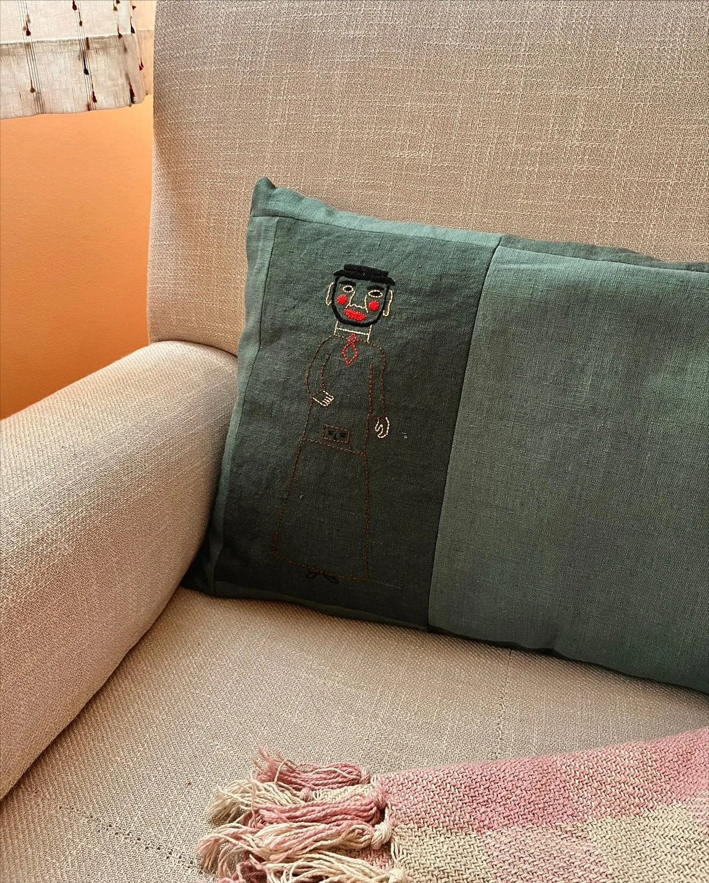 Another cushion that found its way to a new home. The GIGANTONE cushion is a special one to me so I&rsquo;m happy that is now part of this wonderful bedroom. Thank you @naurarat and @markmadework for supporting my work. 

#embroidery #handmadecushion