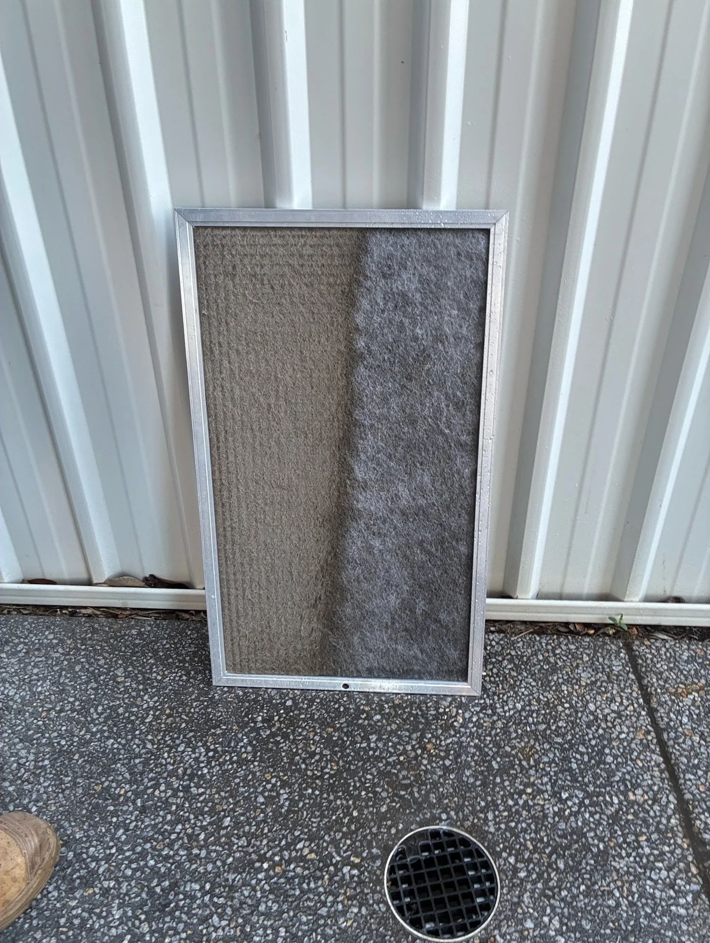 😳 Spot the difference?
This is what your air conditioner filter looks like when it&rsquo;s clogged with dust vs. when it&rsquo;s clean.

Dirty filters = higher power bills, poor airflow, and unhealthy air in your home.
Clean filters = better efficie