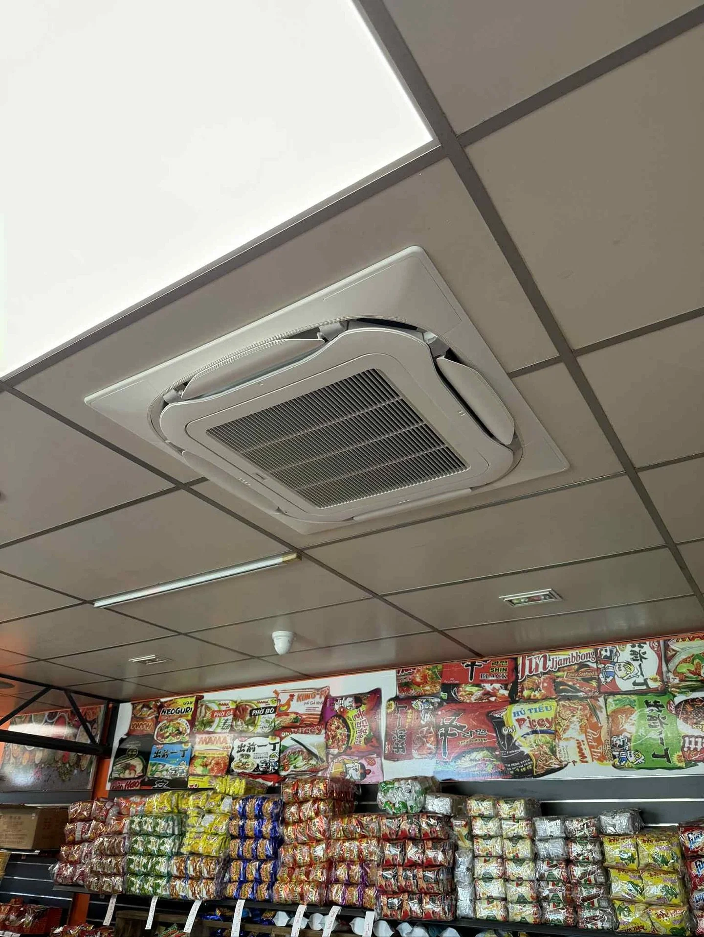3 x Daikin cassettes installed for local business, Southern Asian Groceries, in Morphett Vale. 
Keeping their store cool and comfortable just in time for summer 👌

#daikin #localbusiness #install #morphettvale #fostersair #supportlocalsa #adelaidetr