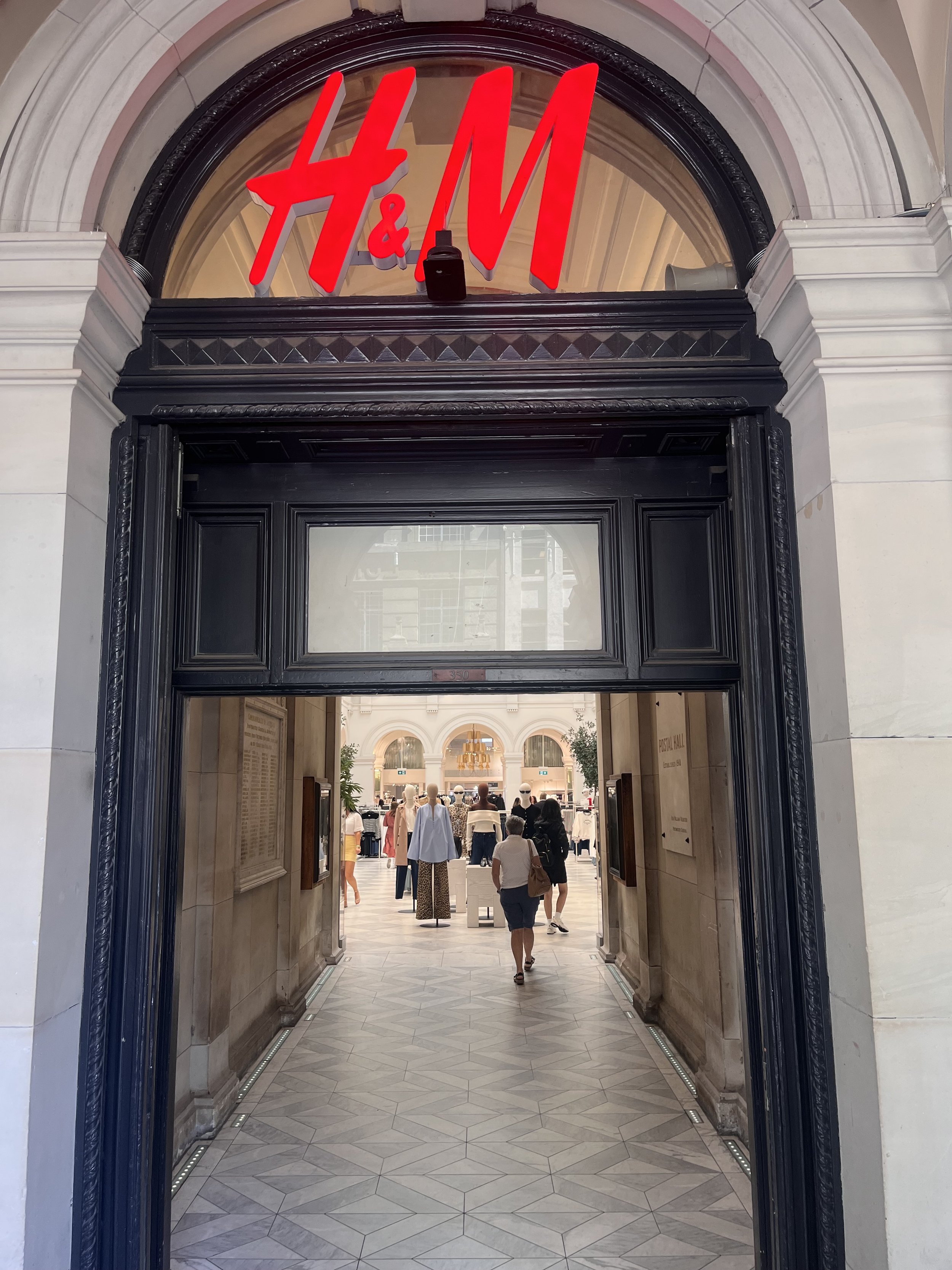 H&M Melbourne Central. Clip intégré