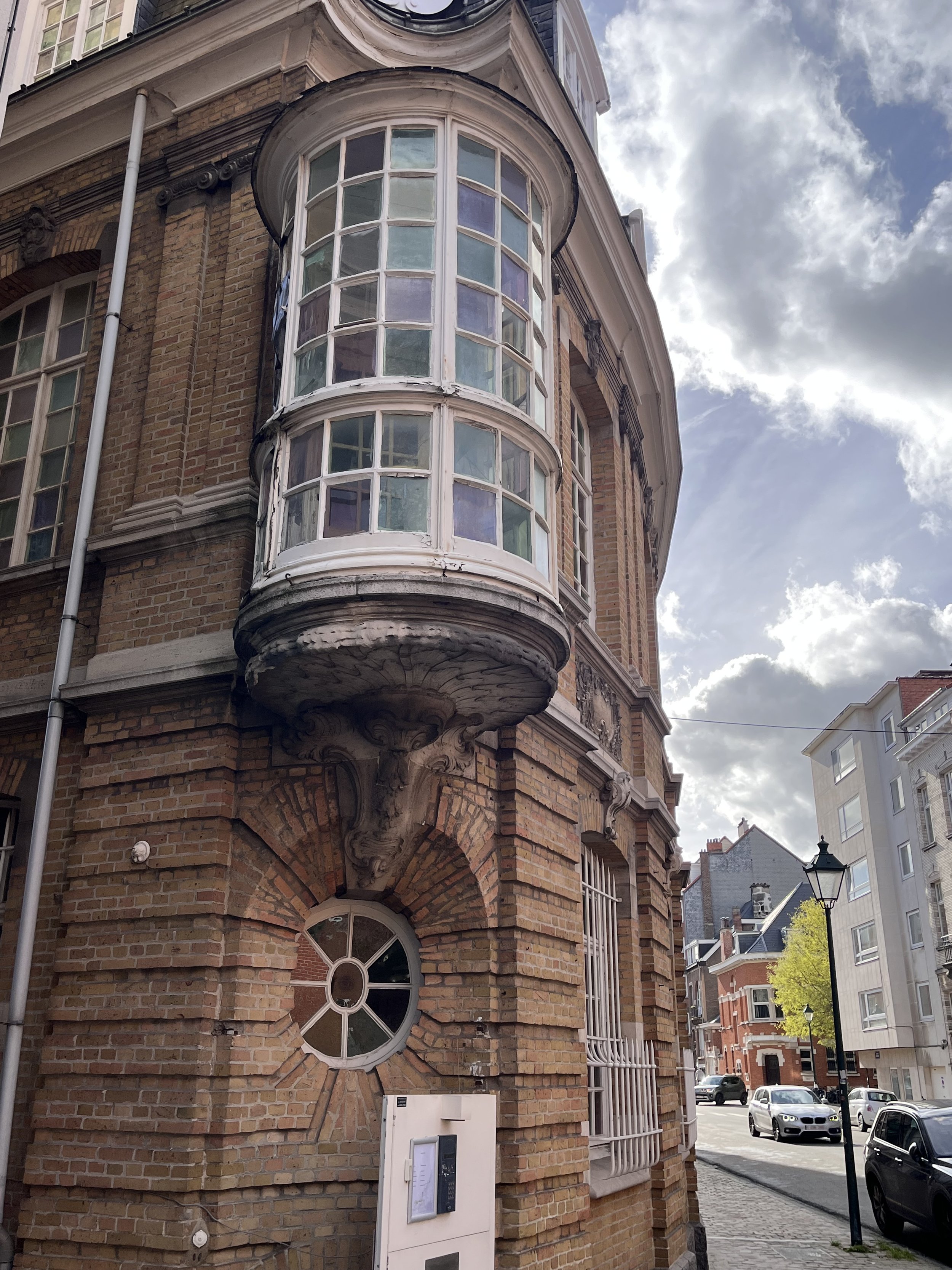 Avenue de la Jonction : belles maisons, verre et lumière à Saint-Gilles
