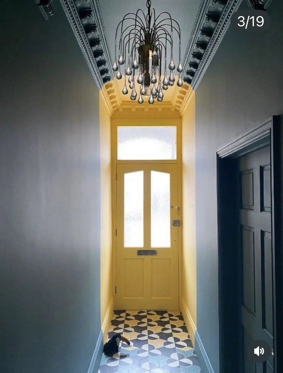 Intérieur coloré avec mur rouge, porte bleu clair et décoration soignée