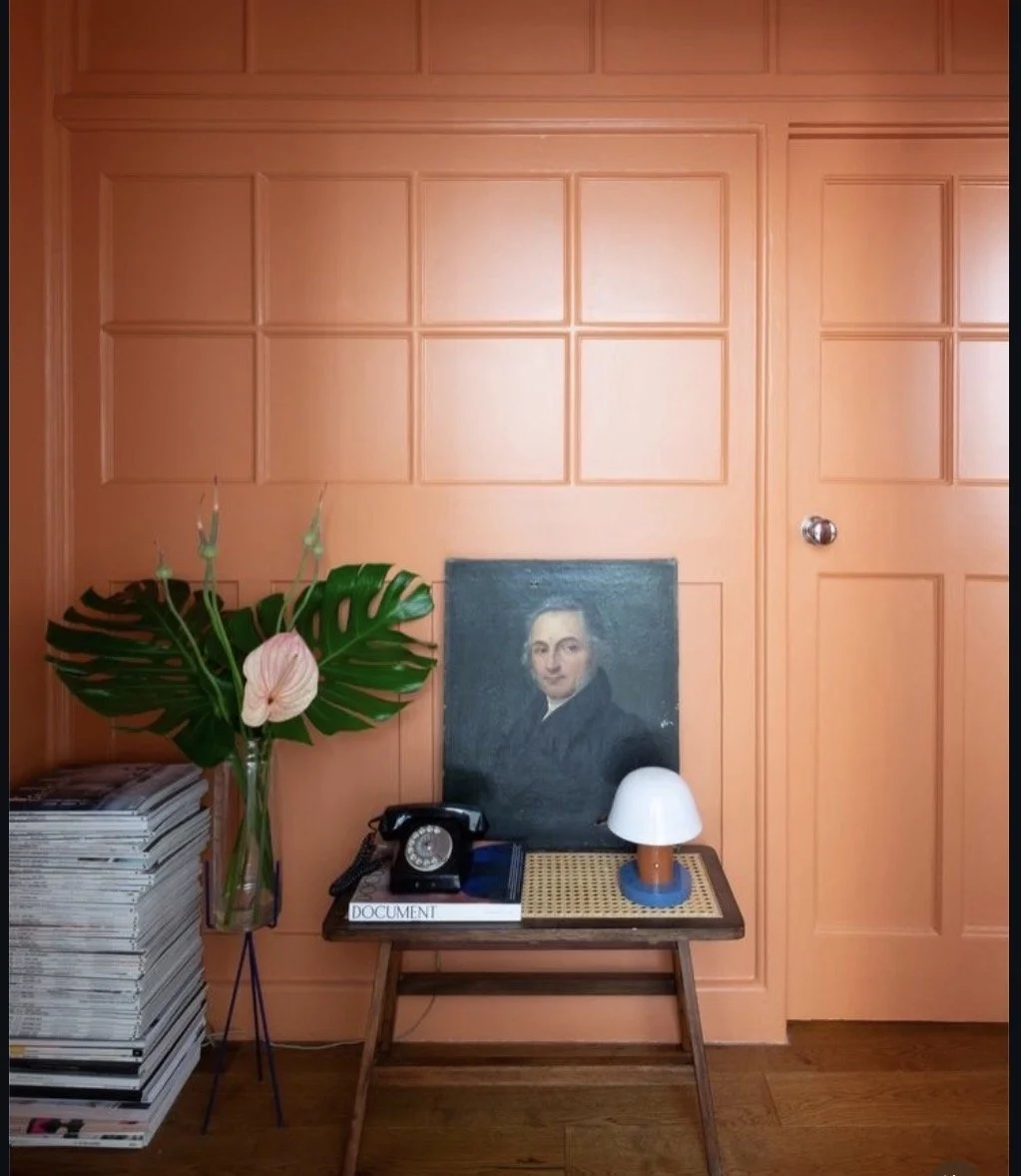 Intérieur coloré d'un bien expertisé à Bruxelles, composition forte et ambiance architecturale