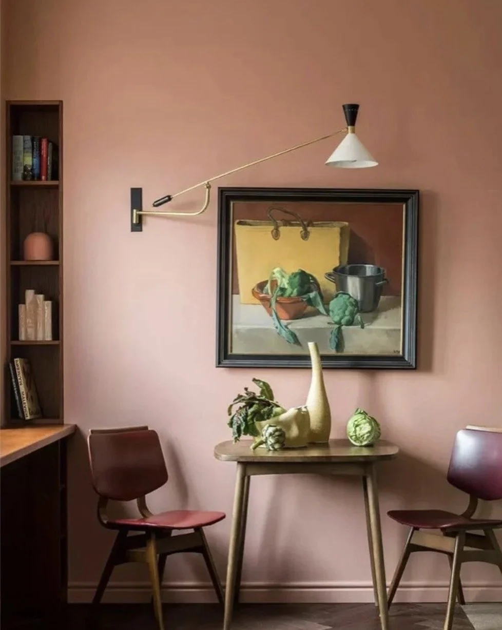 Détail intérieur d'un bien à Bruxelles avec couleurs affirmées et caractère décoratif