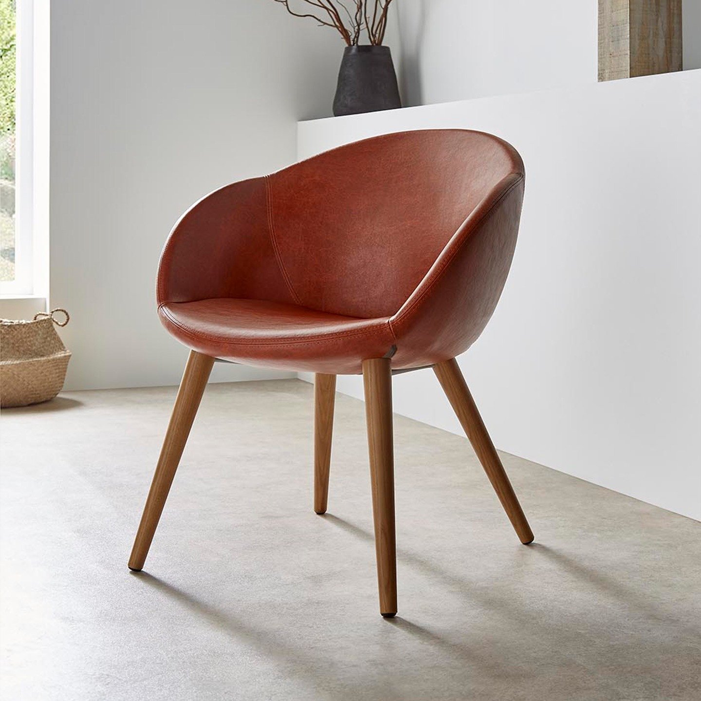 The Elena chair is a comfortable and welcoming place to sit, work and relax. Enhanced here by @ilivstudio's wonderful Nova Stretch Russet vinyl. 
Thank you for the great pictures guys.
&mdash;&mdash;&mdash; 
#IdentityFurniture #furniture #furniturede