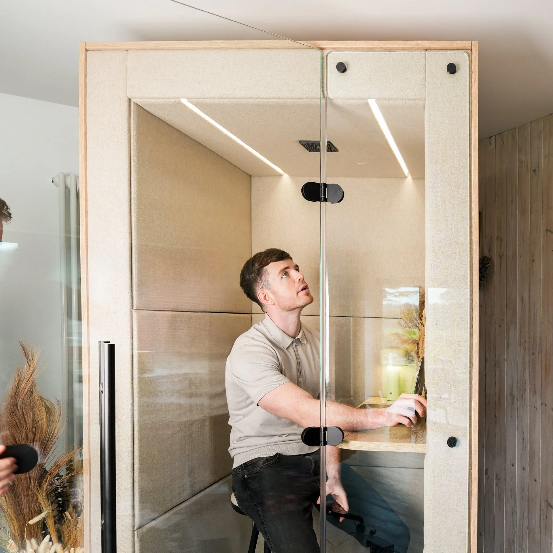 Mura offers versatility with both poseur and desk-height configurations, complemented by the option of integrated seating, be it the Lite-Perch or the Work-Seat, and the flexibility to use your own stool or light task chair. Mura Work (featured) come