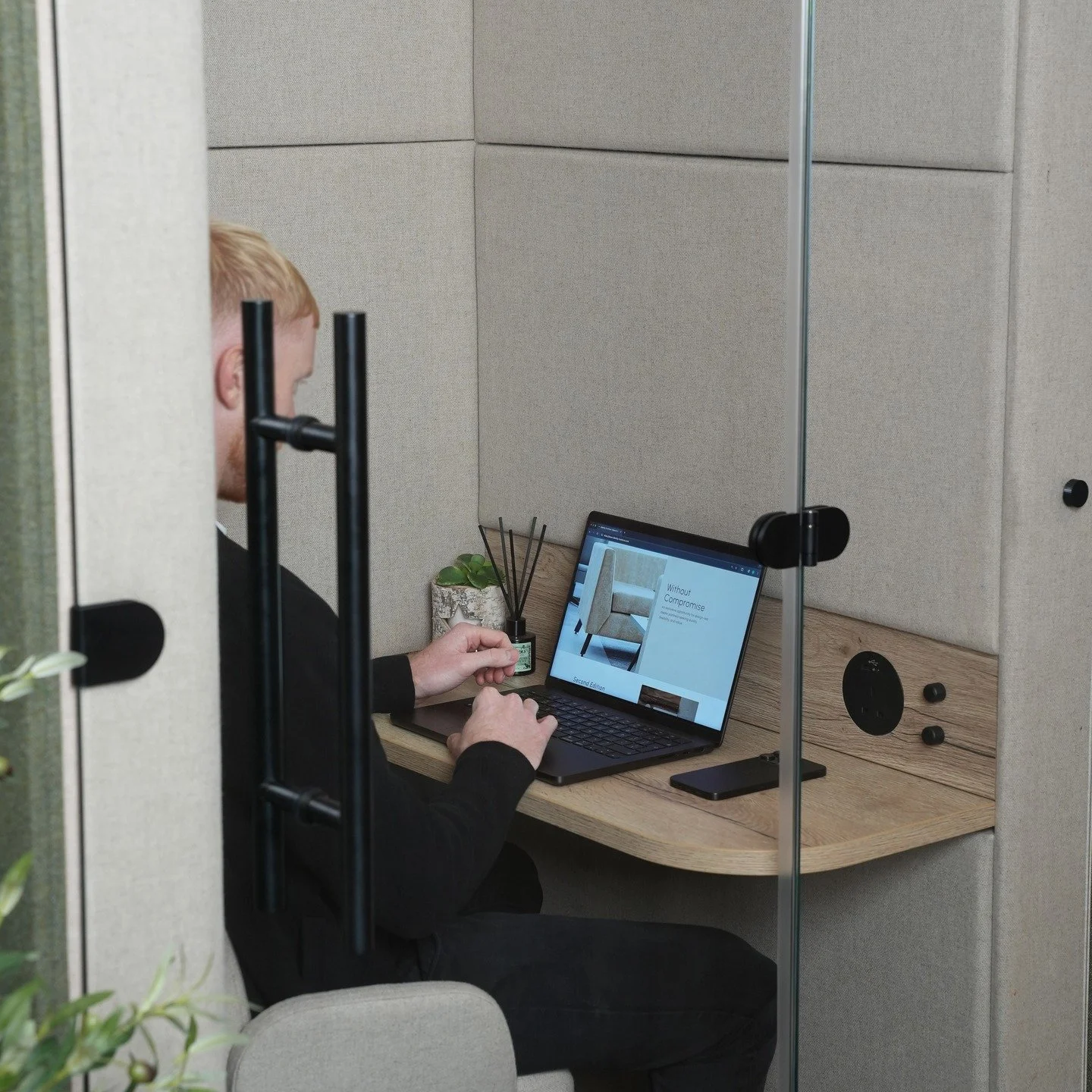 Engineered with sustainability at its core, Mura is 99% recyclable, ensuring minimal environmental impact throughout its entire life cycle. Crafted from 100% FSC&reg;-certified timber, it delivers exceptional sustainability without compromising on qu