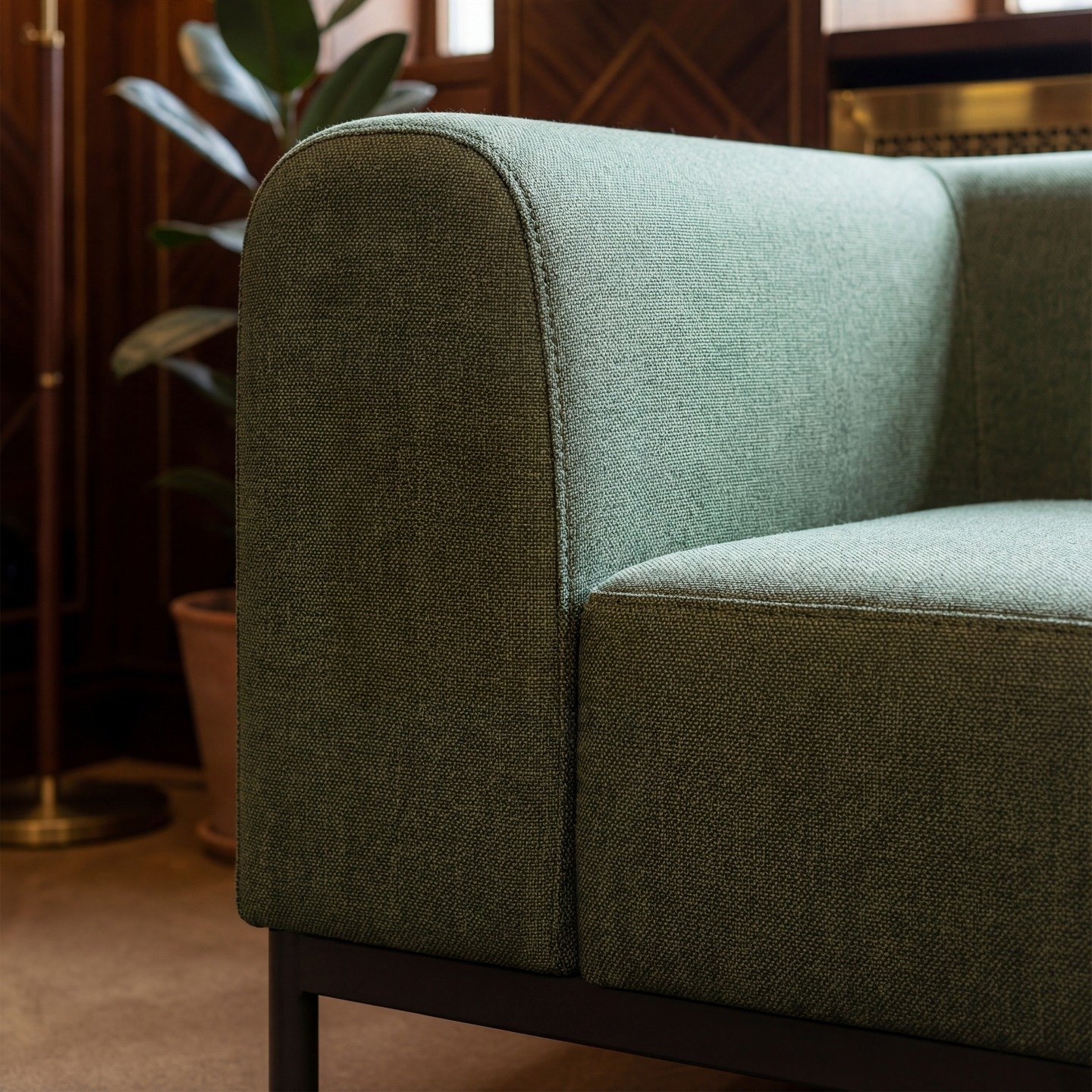 Syre ensures long-lasting comfort and resilience for both low and high-traffic settings. Its curved armrests and refined design add a touch of warmth, making it an ideal choice for hotel receptions, upscale lounges, and collaborative workspaces.
---
