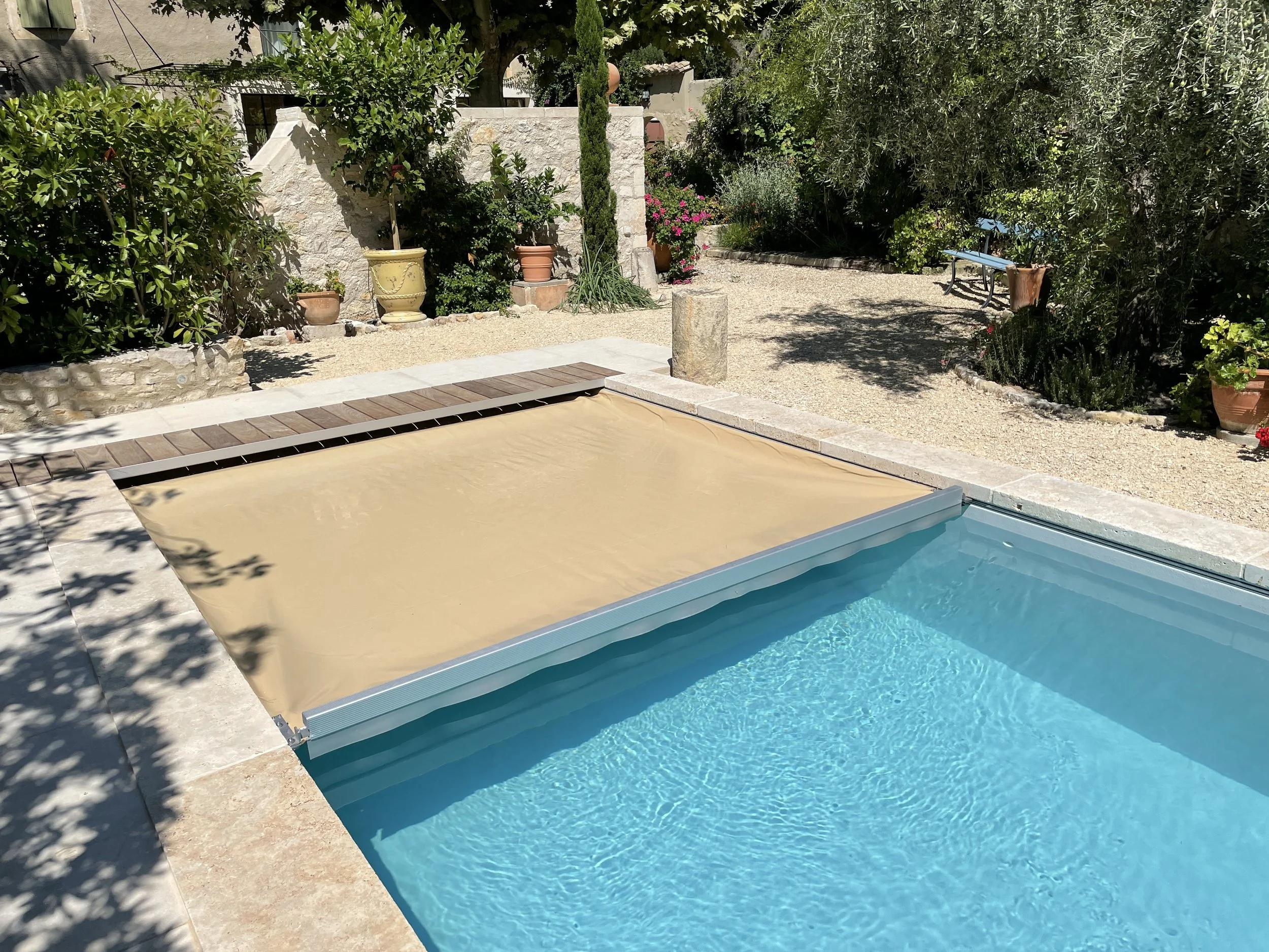 Effizienz und Sicherheit für Ihren Pool oder Naturpool: Die AquaGuard Abdeckung