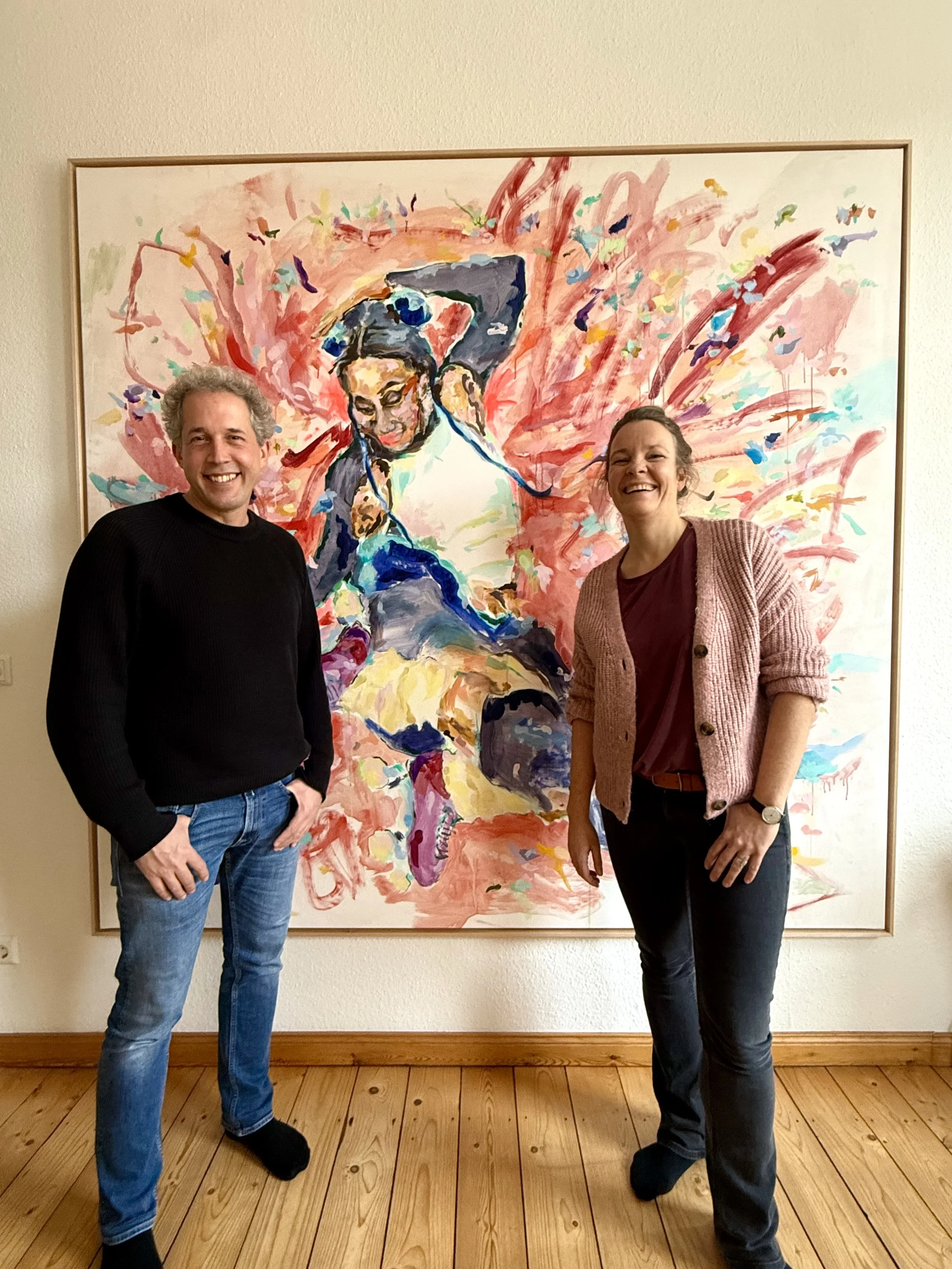 Martin und Eva Bender vor dem Gemälde "Unapologetic" von Zoë MacTaggart