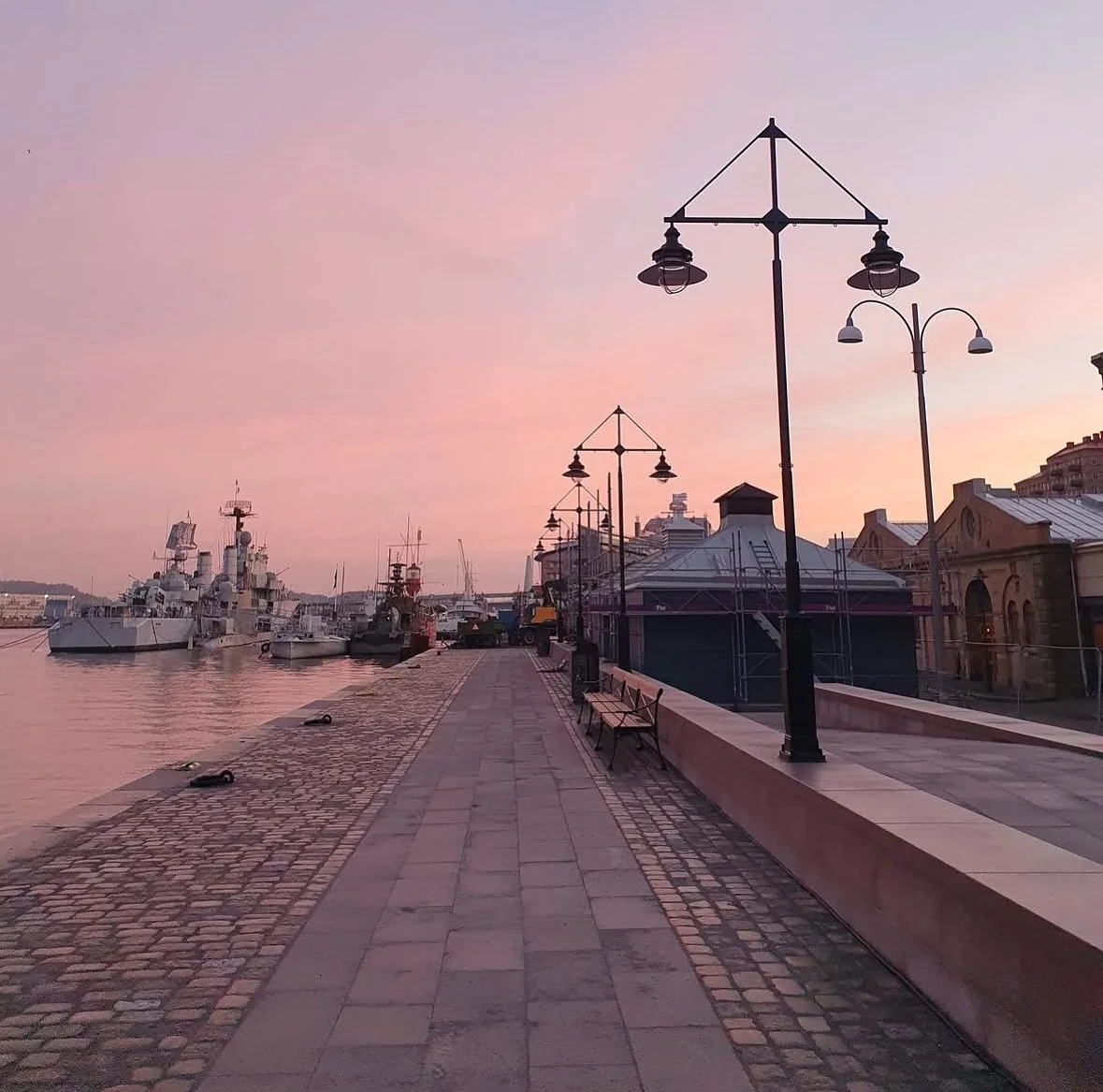 Efter att vi har levererat natursten till de två första etapperna till Packhuskajen med fina resultat, kan vi med glädje meddela att vi även fått fortsatt förtroende att leverera natursten till den tredje och näst