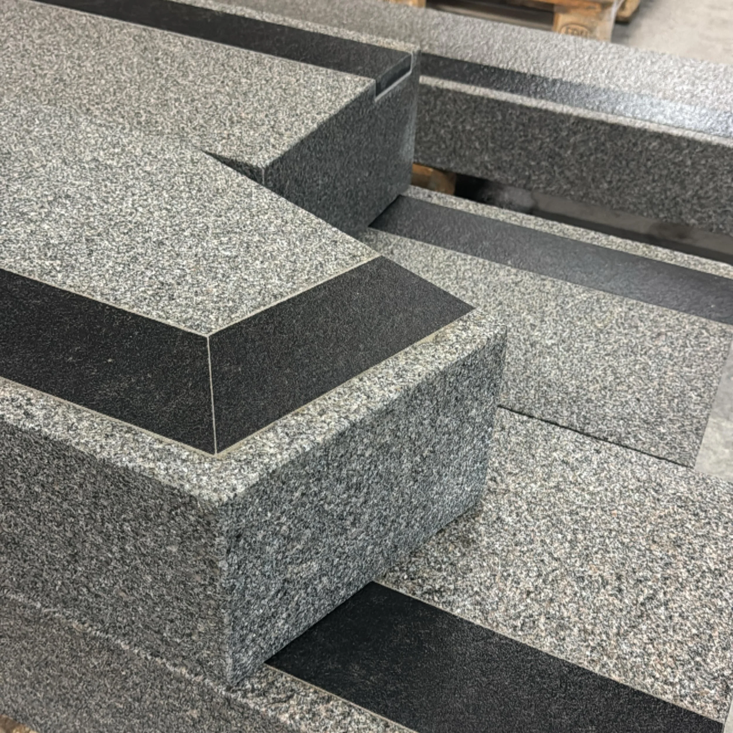 Produktionen är i full gång inför 2025 års leveranser. Har ni ett projekt som ni planerar eller vill ha pris på är är ni välkomna att kontakta oss. (Trappstegen på bilden är till Slussen i Stockho