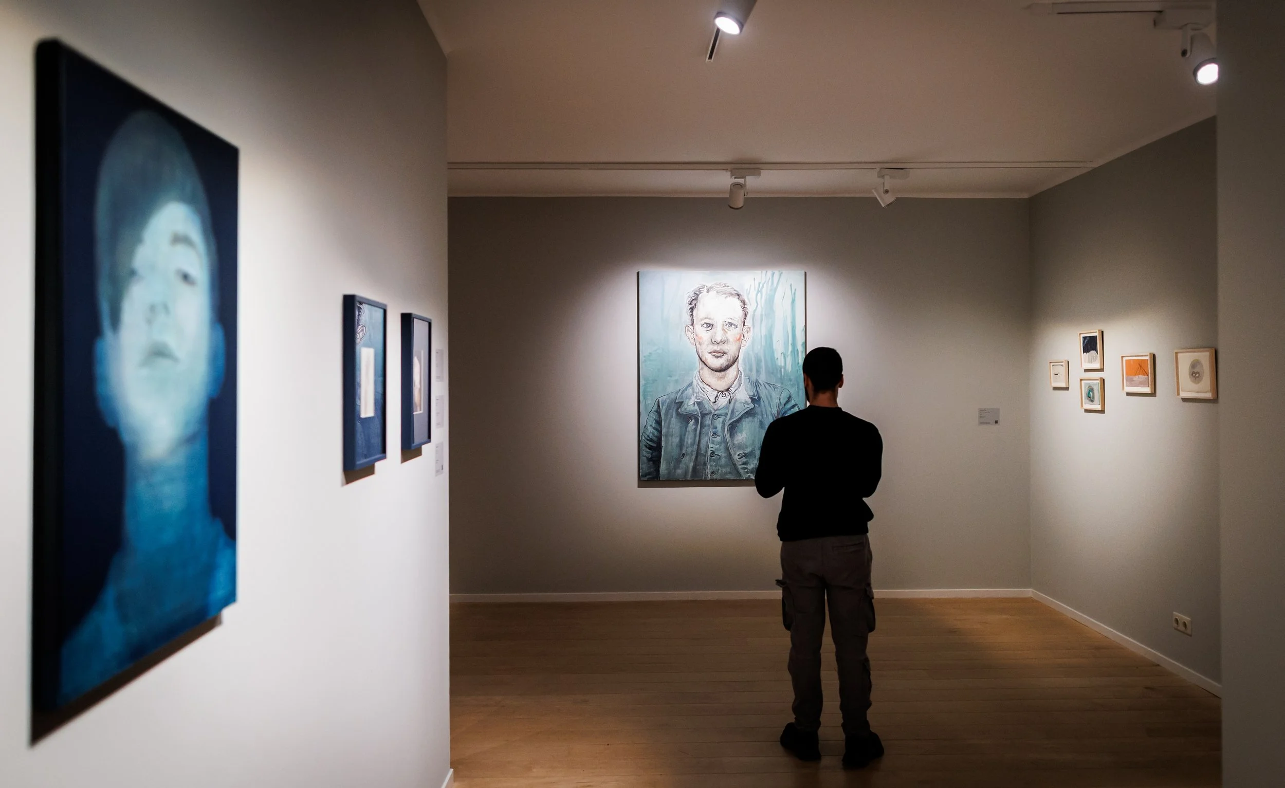 Bezoeker kijkt naar schilderij in het Chabot Museum