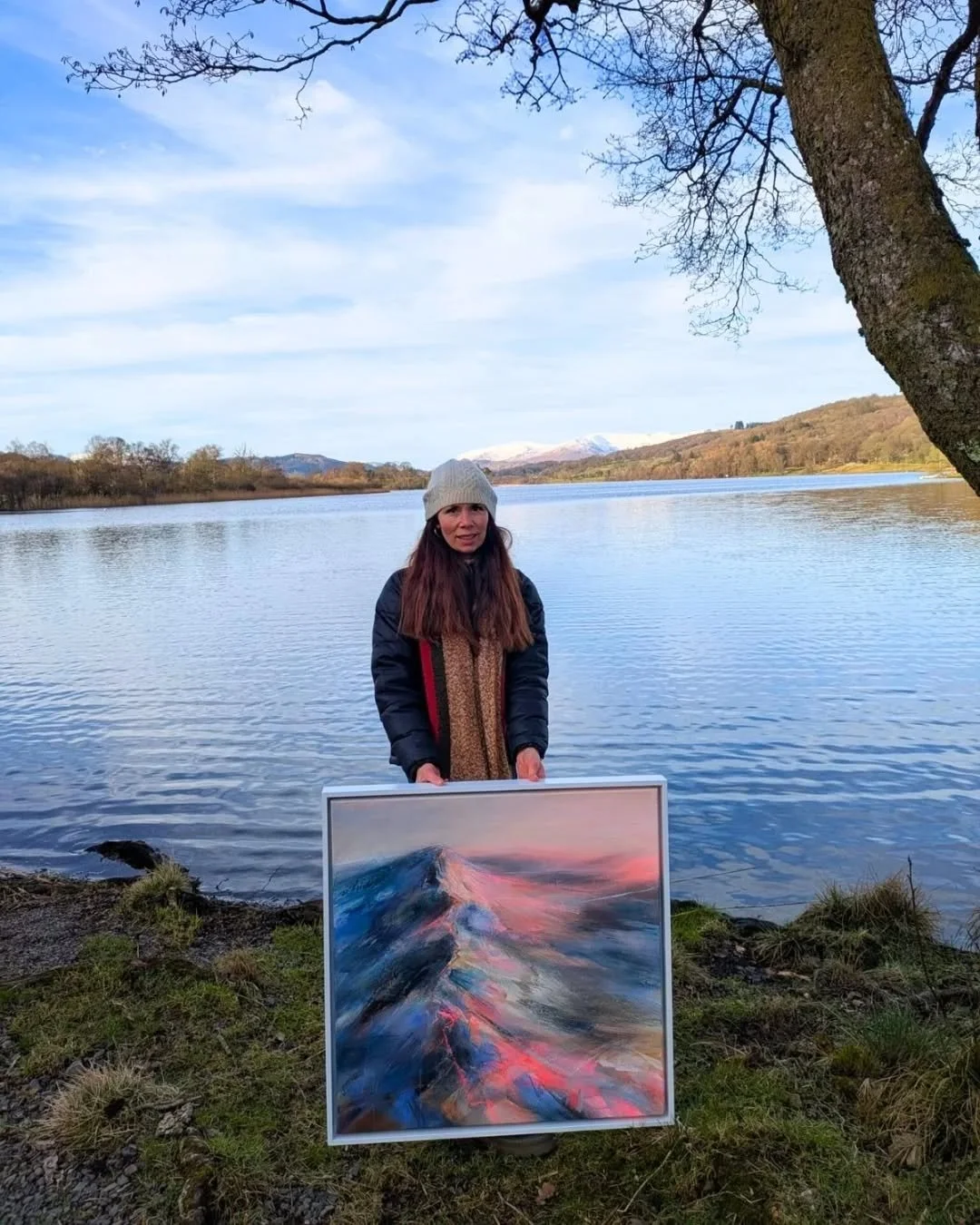 What a stunning day! After a beautiful fell walk with panoramic snowy mountain views, I delivered four new paintings to @oldcourthousegallery in Ambleside. Thanks to my little assistant and photographer for helping out with a slightly 'unusual' photo